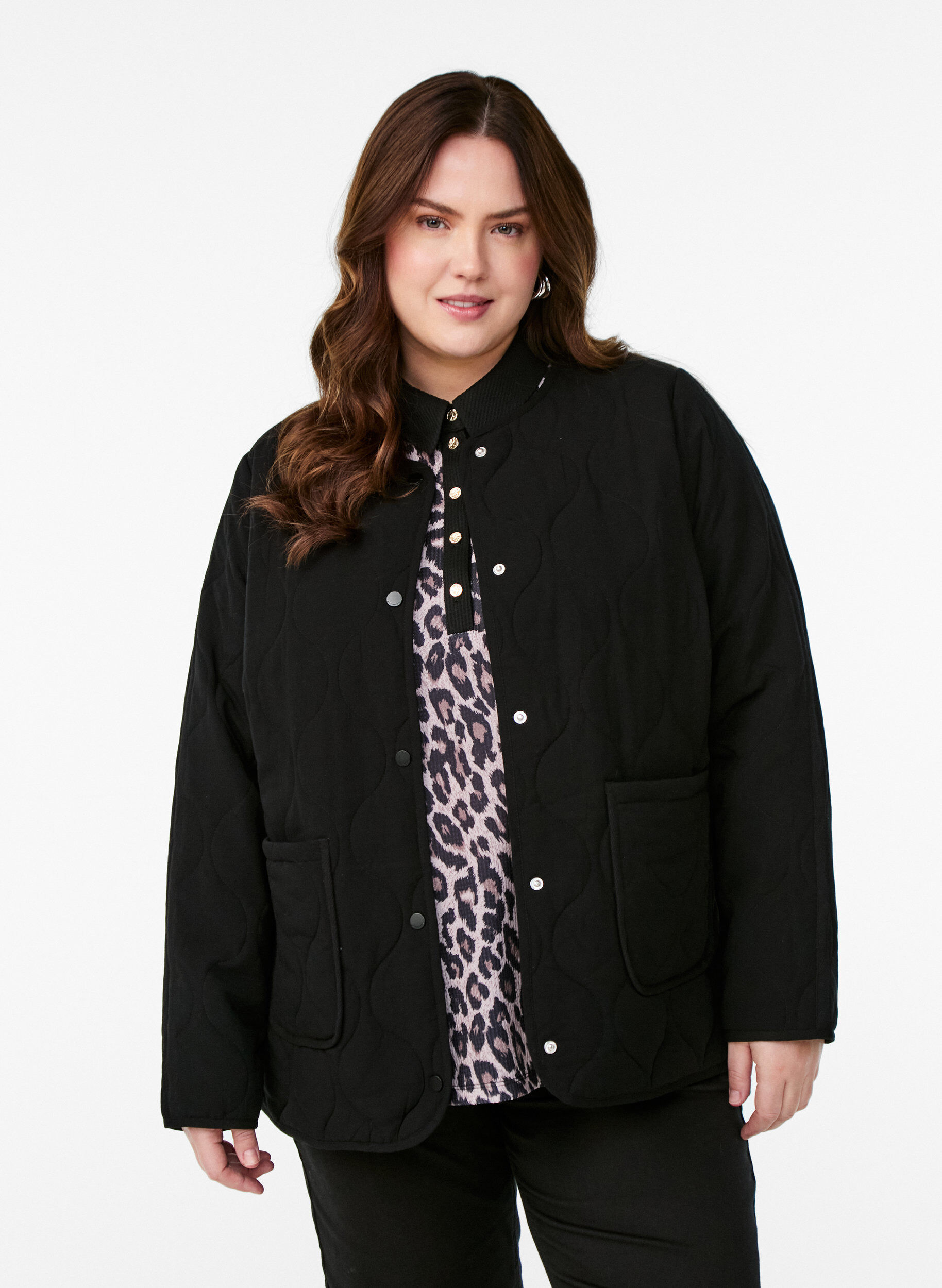Zizzi Steppjacke mit Kn&ouml;pfen und Taschen, Schwarz, Model image number 0