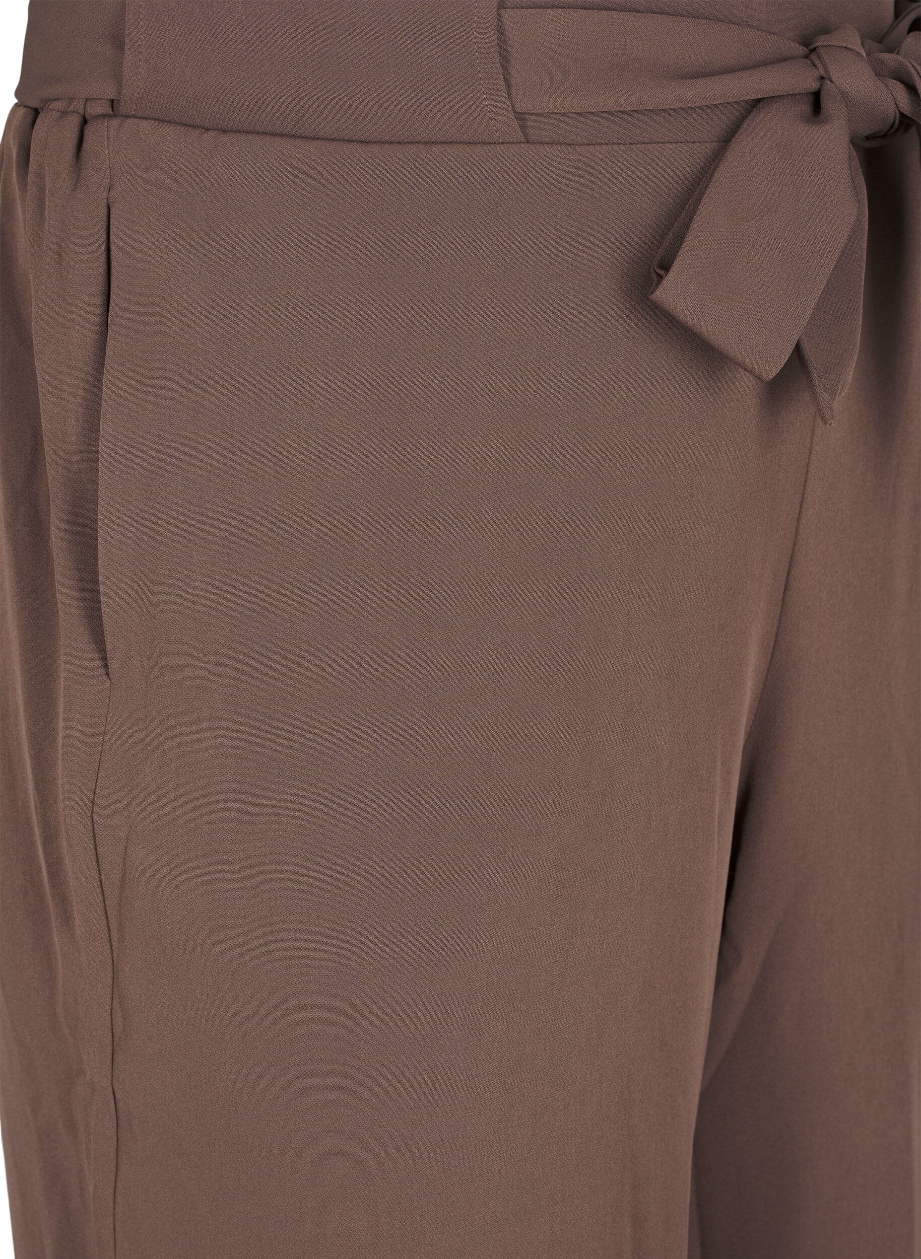 Zizzi Lockere Hose mit hoher Taille und Bindeg&uuml;rtel, Braun, Packshot image number 2