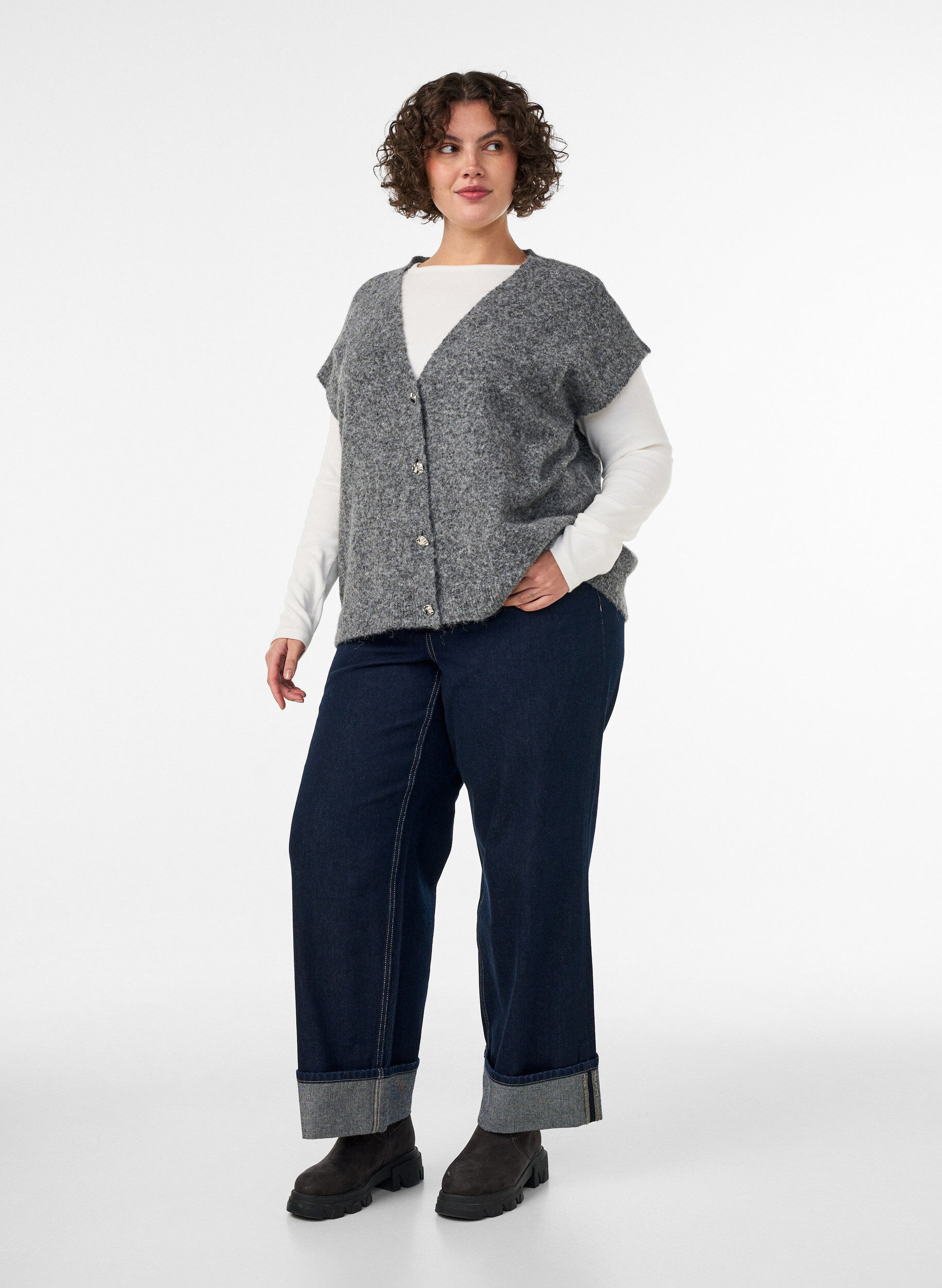 ZizziStrickweste mit V-Ausschnitt und Zierkn&ouml;pfen, Grau, Model image number 1