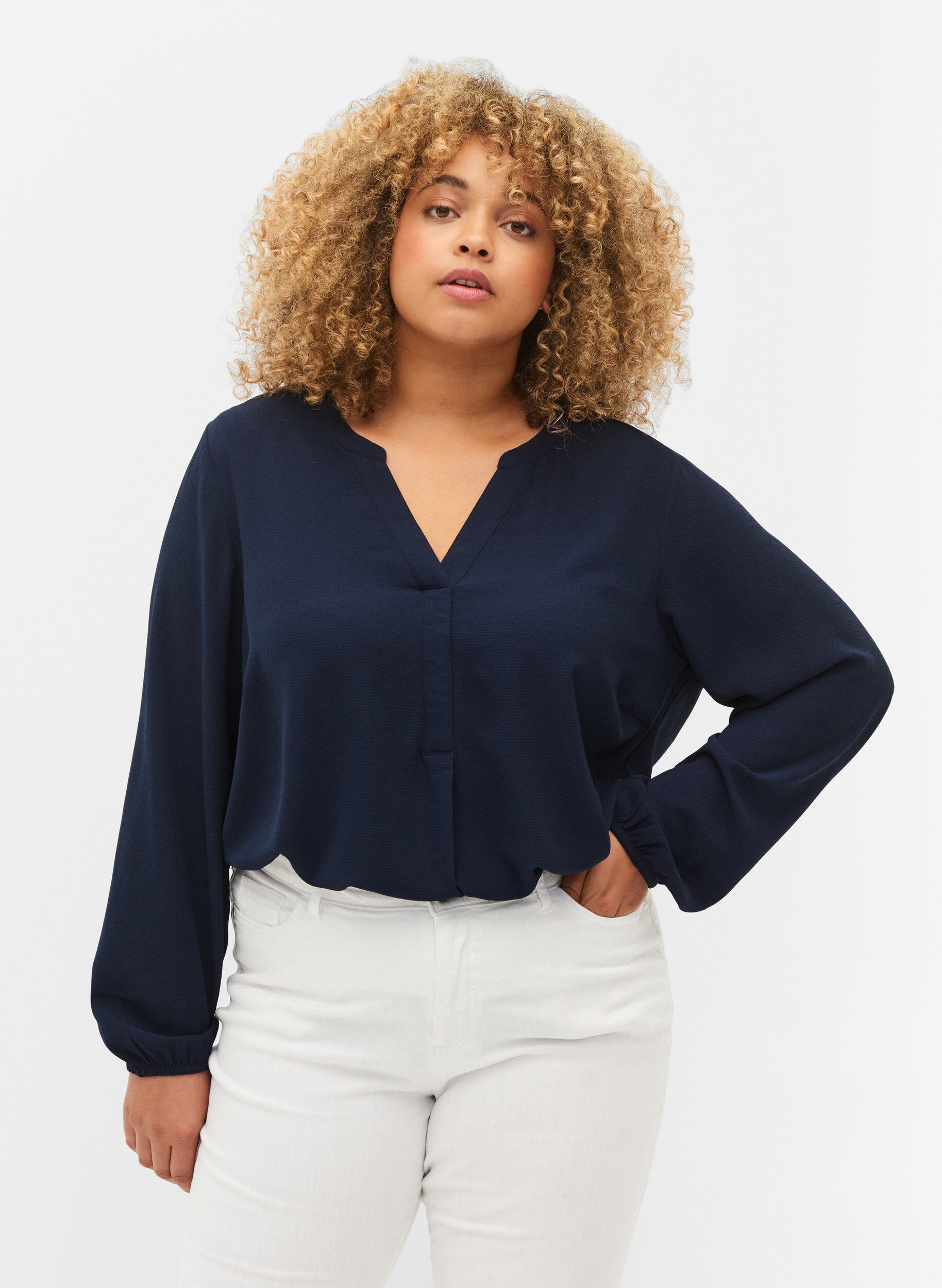 Zizzi Unifarbene Bluse mit V-Ausschnitt, Navy Blazer, Model image number 0
