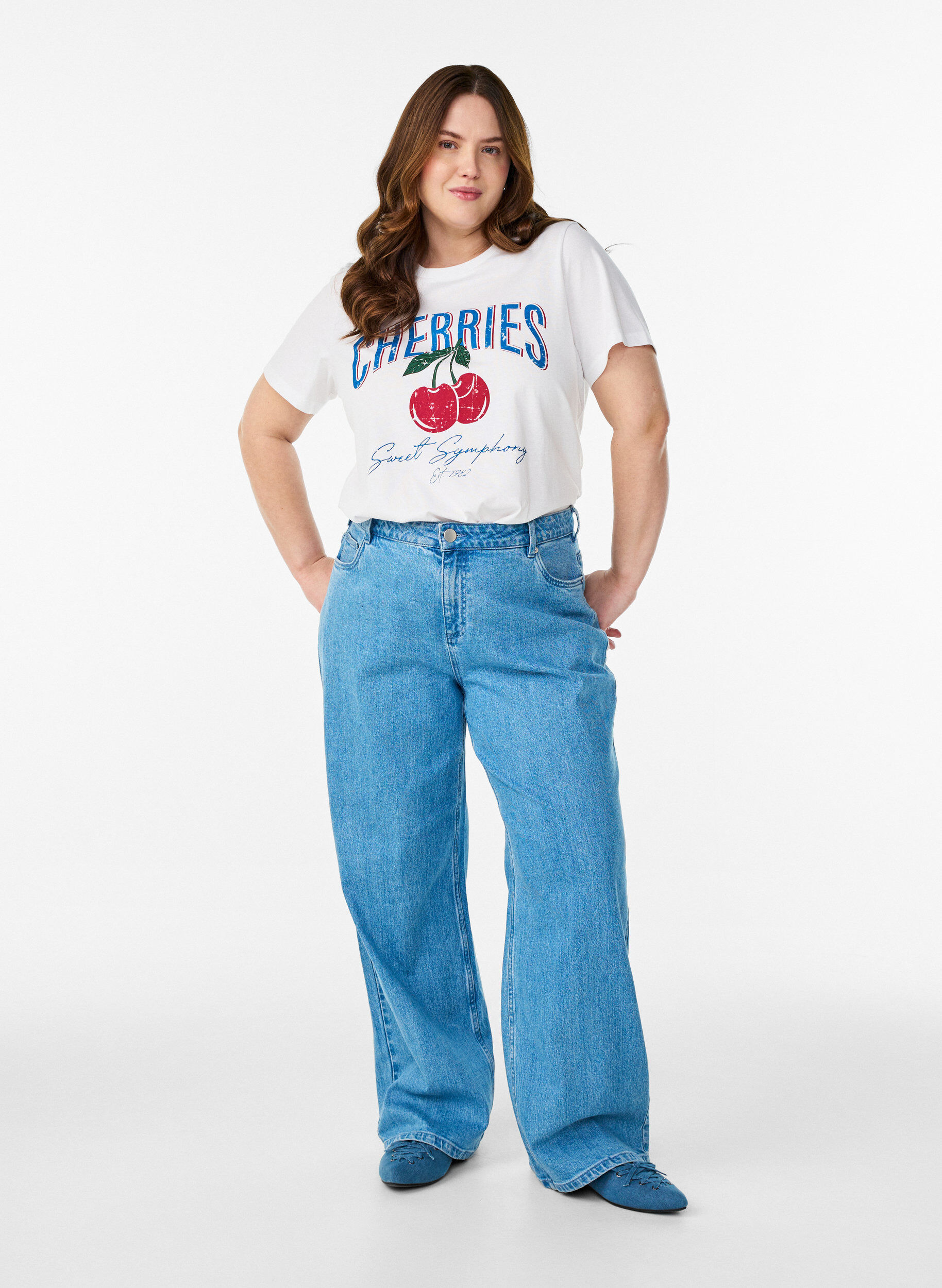 Zizzi T-Shirt aus Baumwolle mit Fr&uuml;chte-Print und Text, Wei&szlig;, Model image number 1