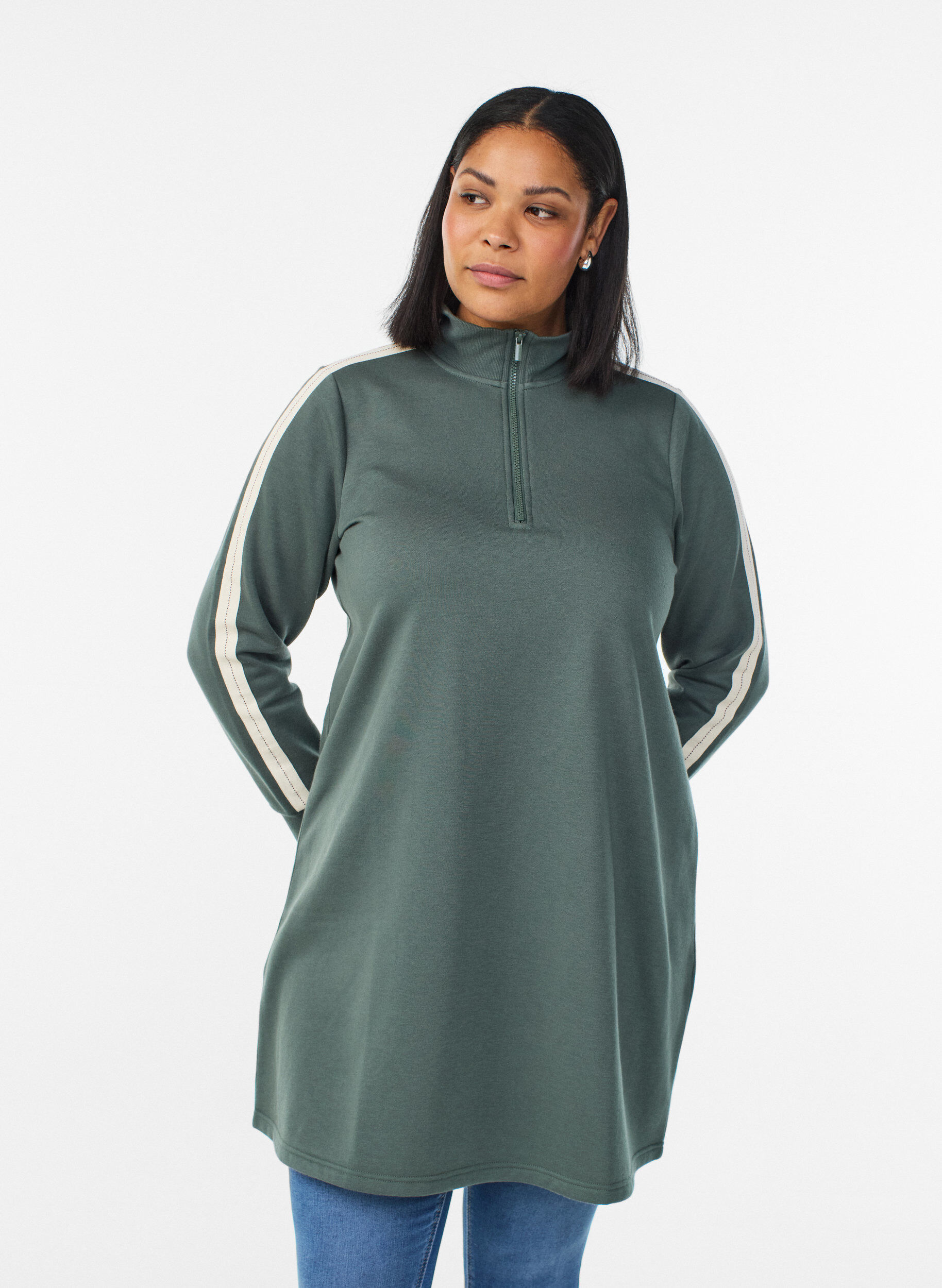 Zizzi Kurzes Sweatshirtkleid mit hohem Kragen, Gr&uuml;n, Model image number 0