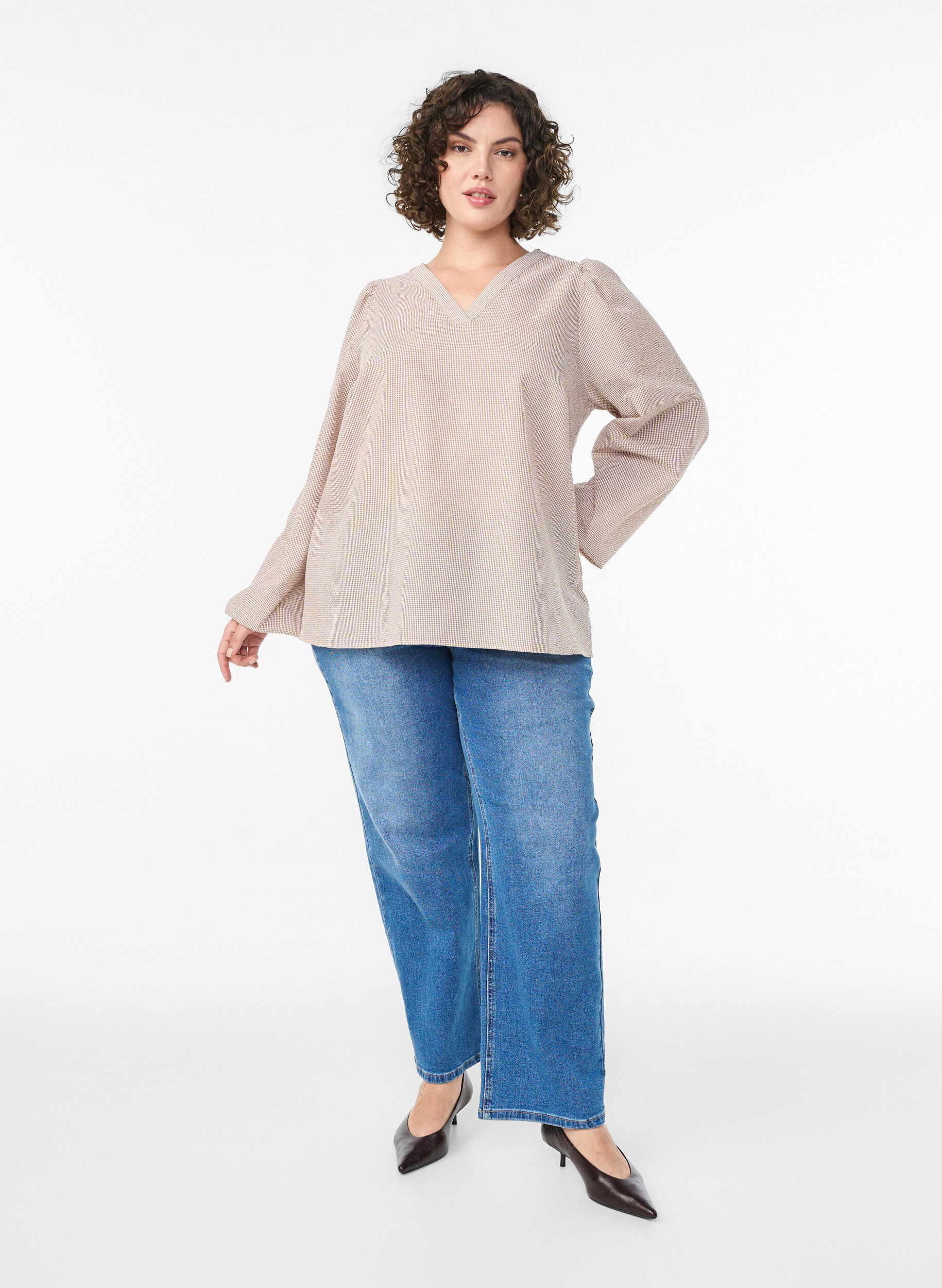 Zizzi Bluse mit V-Ausschnitt und kleinen Karos, Beige, Model image number 1