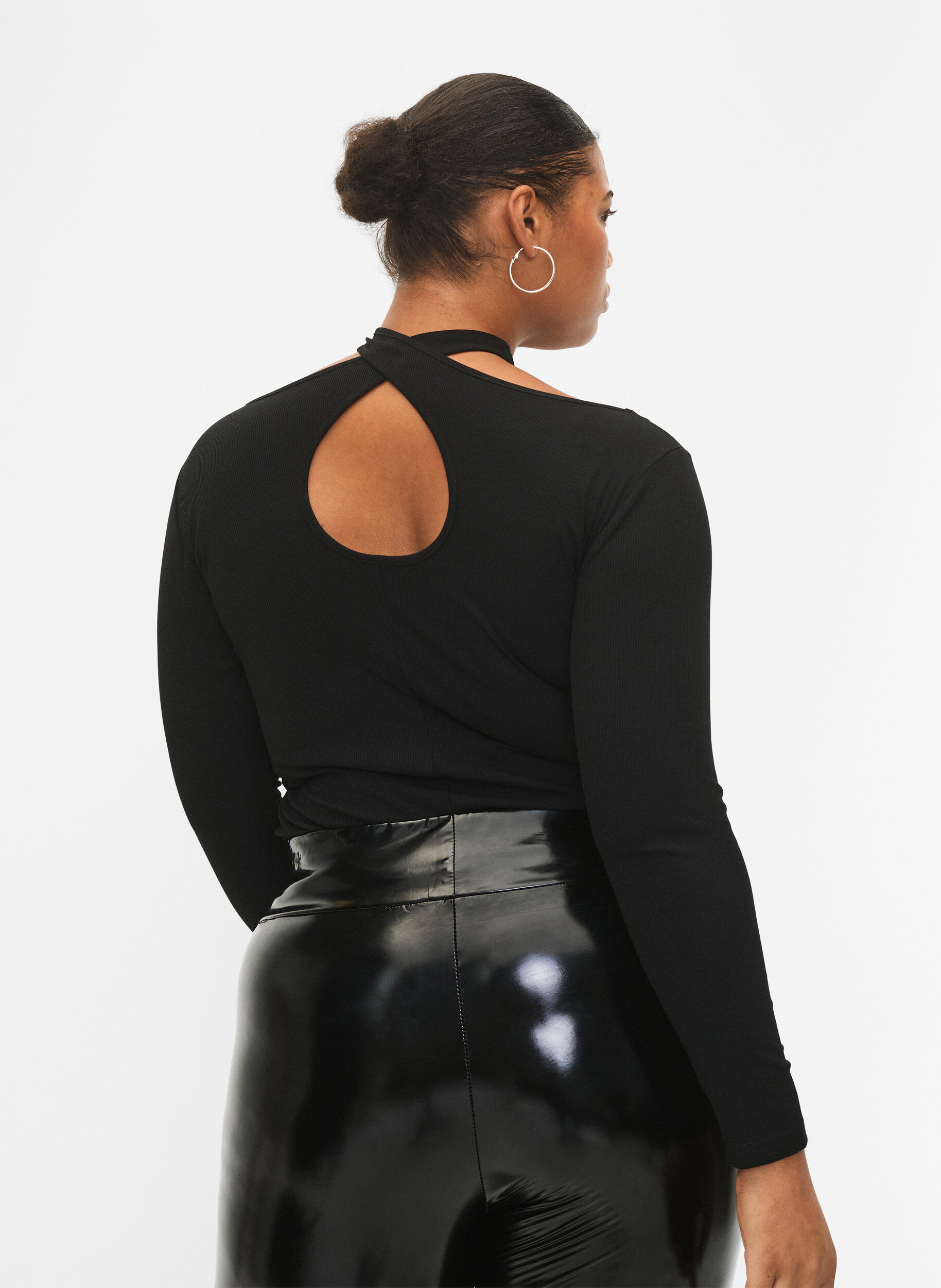 Zizzi Ausschnittbluse mit langen &Auml;rmeln, Black, Model image number 1