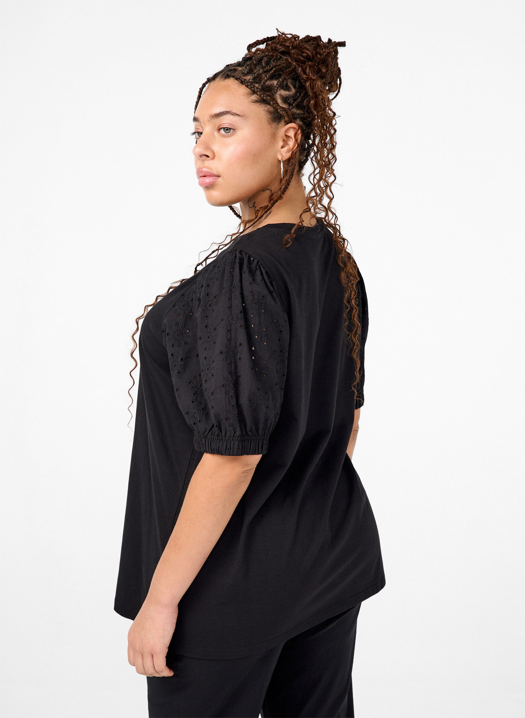 Zizzi Bluse aus Bio-Baumwolle mit Lochstickerei am &Auml;rmel, Black, Model image number 1