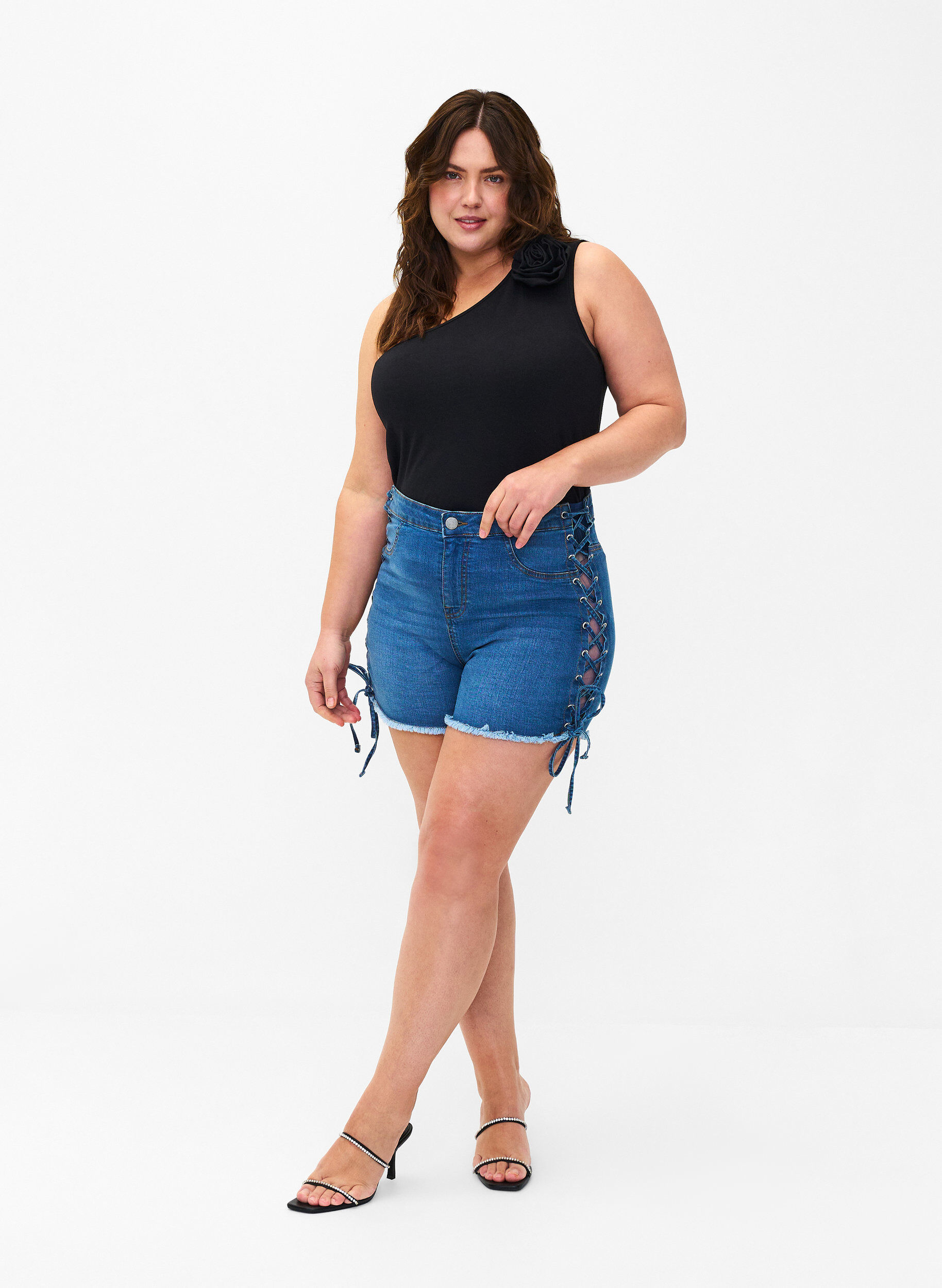 Zizzi Denim-Shorts mit Schn&uuml;rdetails, Blue Denim, Model image number 4