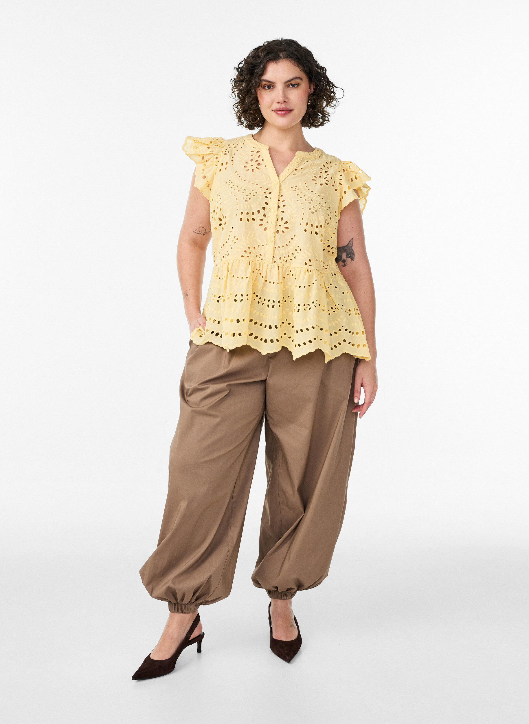 Zizzi &Auml;rmellose Bluse aus Lochstickerei mit R&uuml;schen, Gelb, Model image number 1