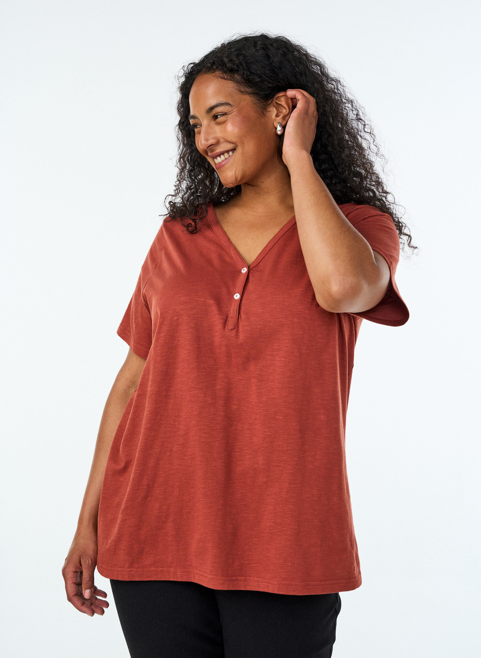 T-Shirt mit Knopfleiste, Braun, Model