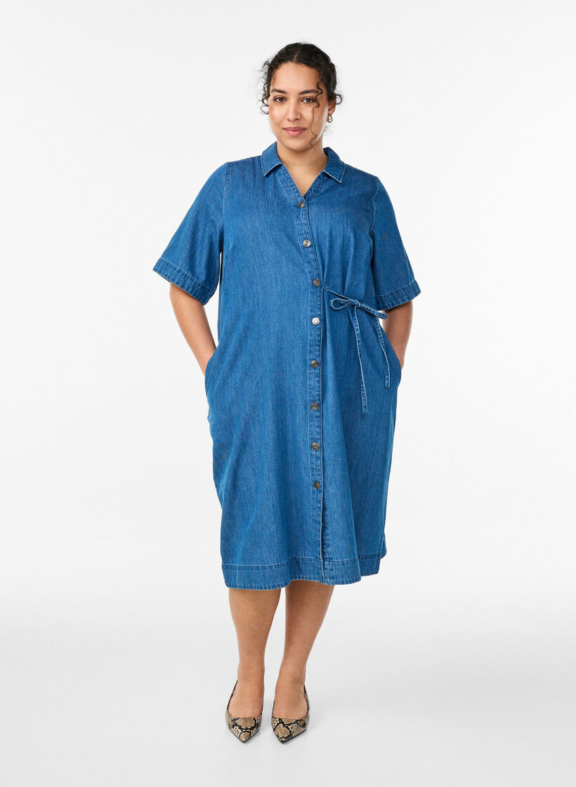 Jeanskleid mit Kn&ouml;pfen und Bindedetail, Blau, Model
