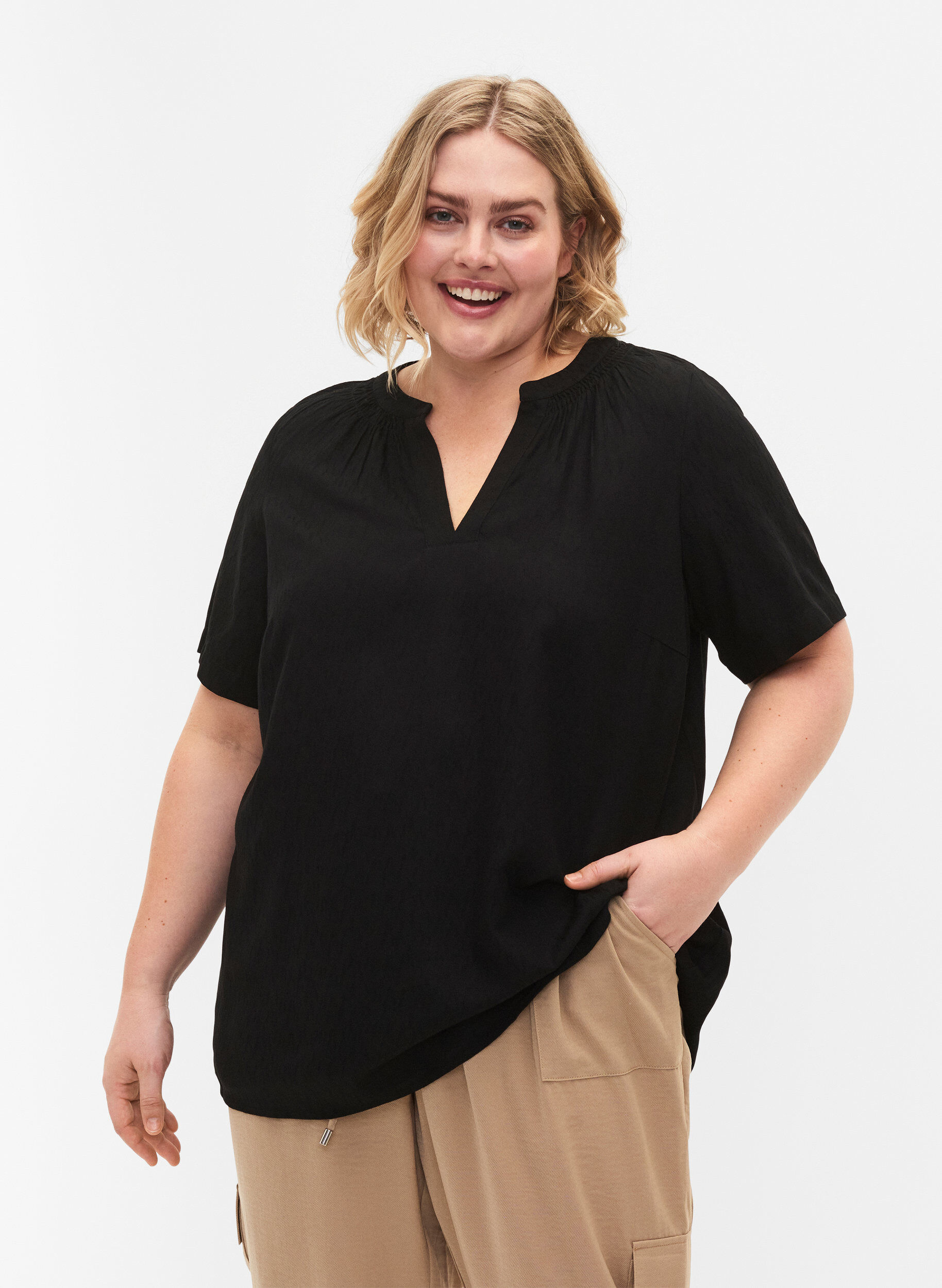 Zizzi Kurz&auml;rmlige Viskosebluse mit V-Ausschnitt, Black, Model image number 0
