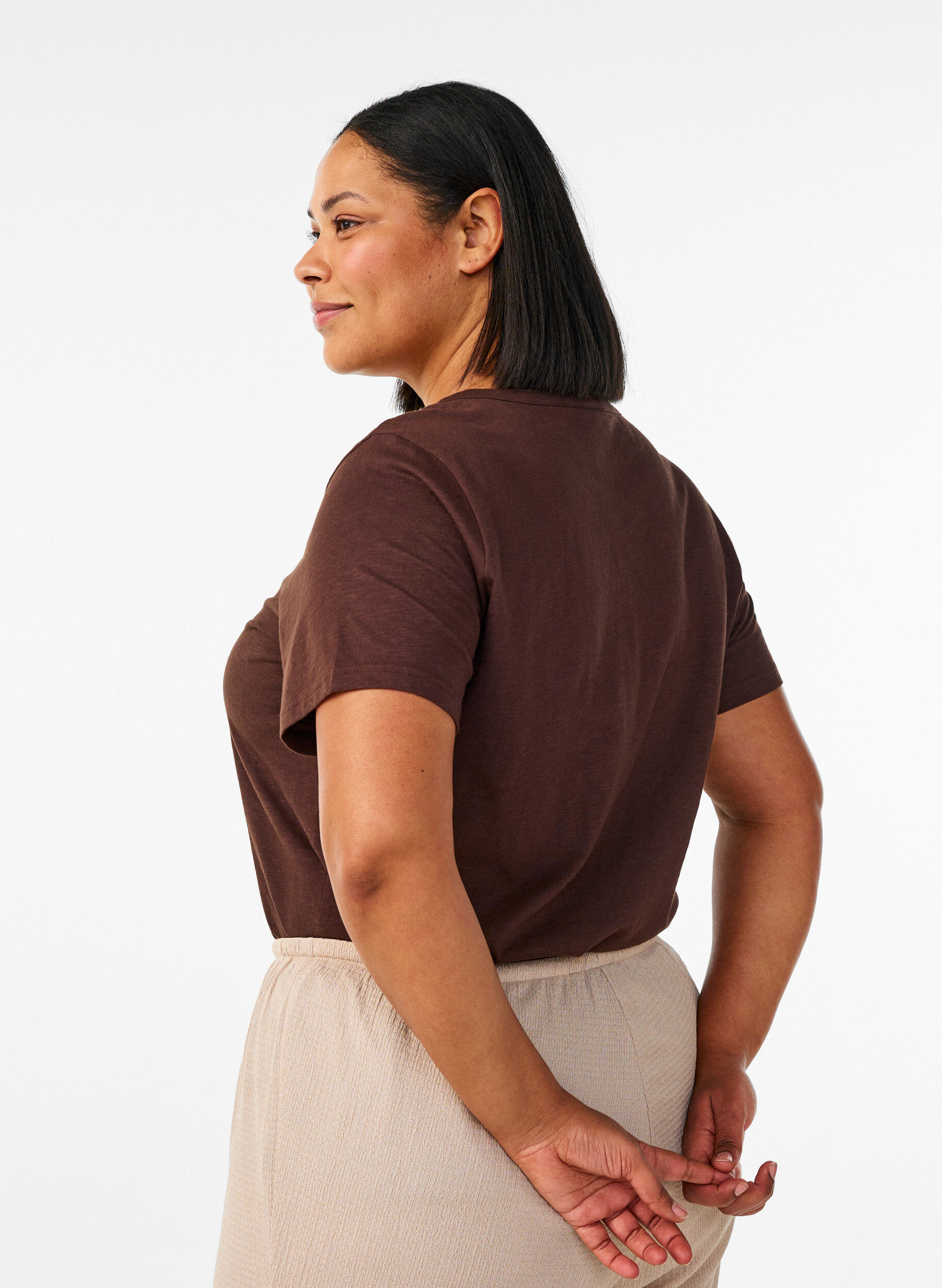 Zizzi T-Shirt mit Knopfleiste, Braun, Model image number 2