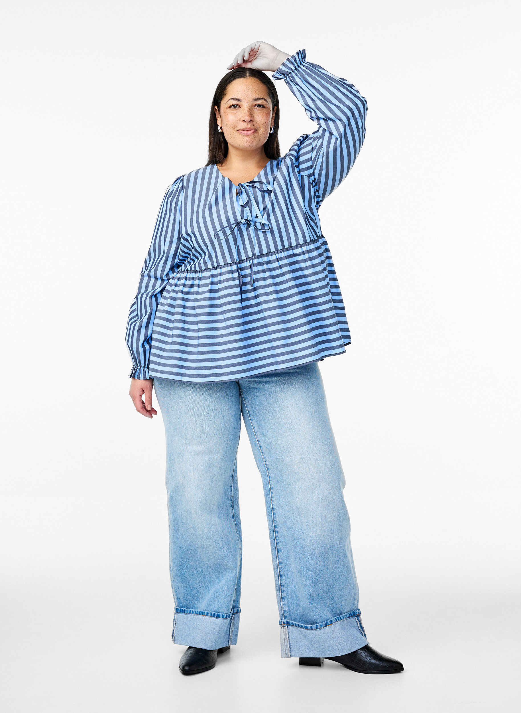 Zizzi Bluse mit Streifen und Schleifen, Blau, Model image number 1