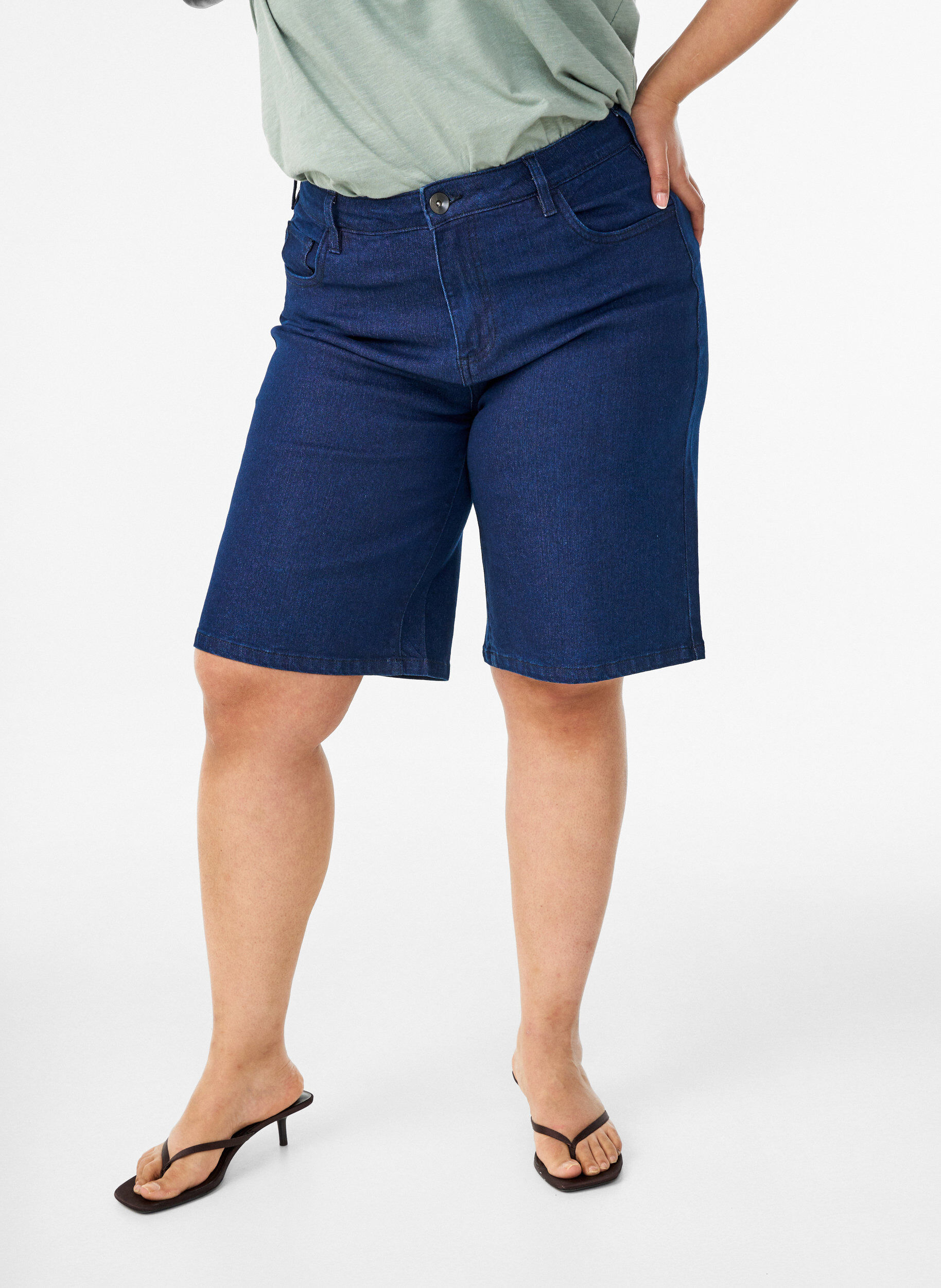 Zizzi Locker sitzende Jeansshorts mit hoher Taille, Blau, Model image number 3