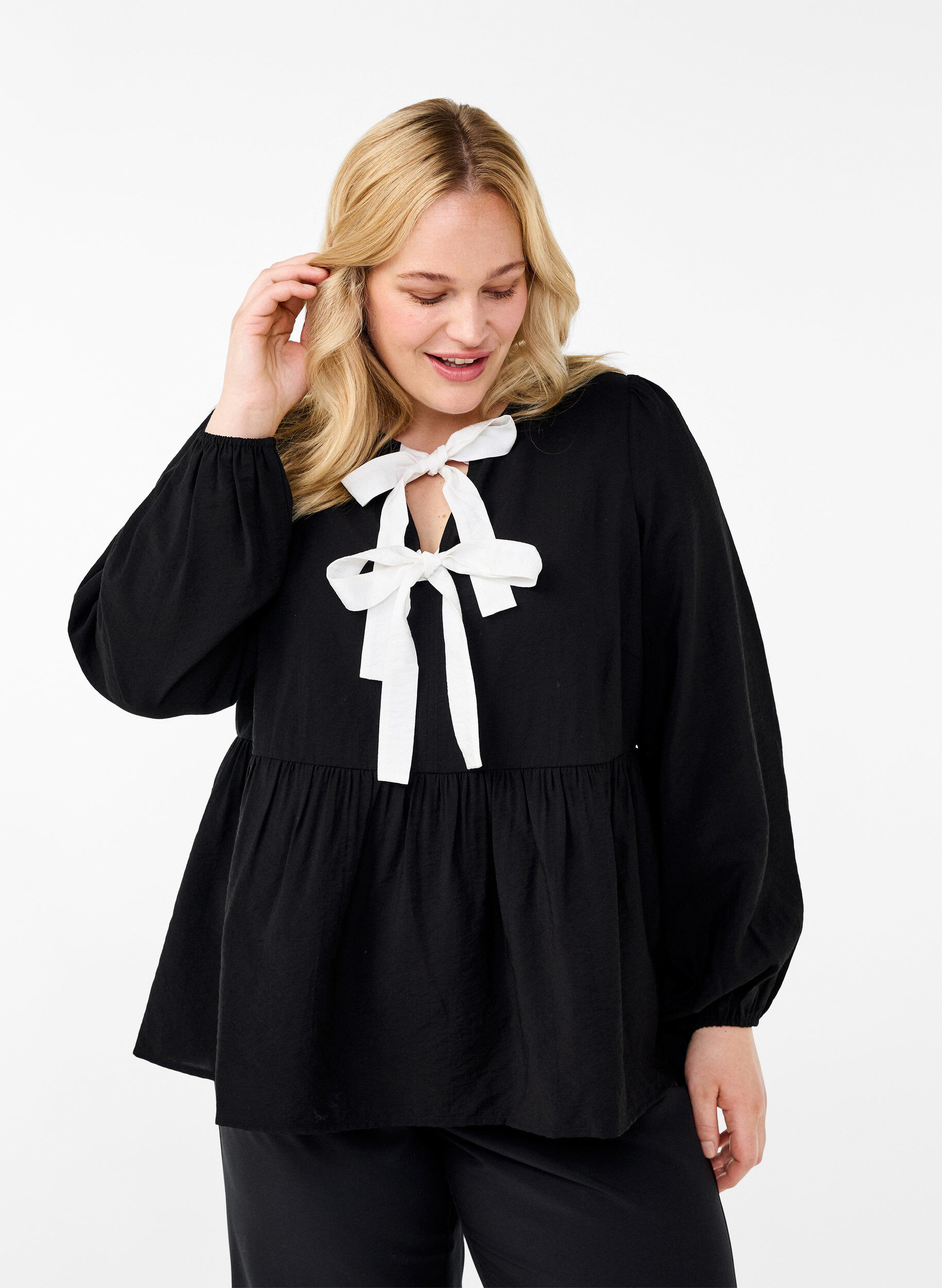 Zizzi Bluse aus Viskose mit Schleifen und langen &Auml;rmeln, Black White Bow, Model image number 0