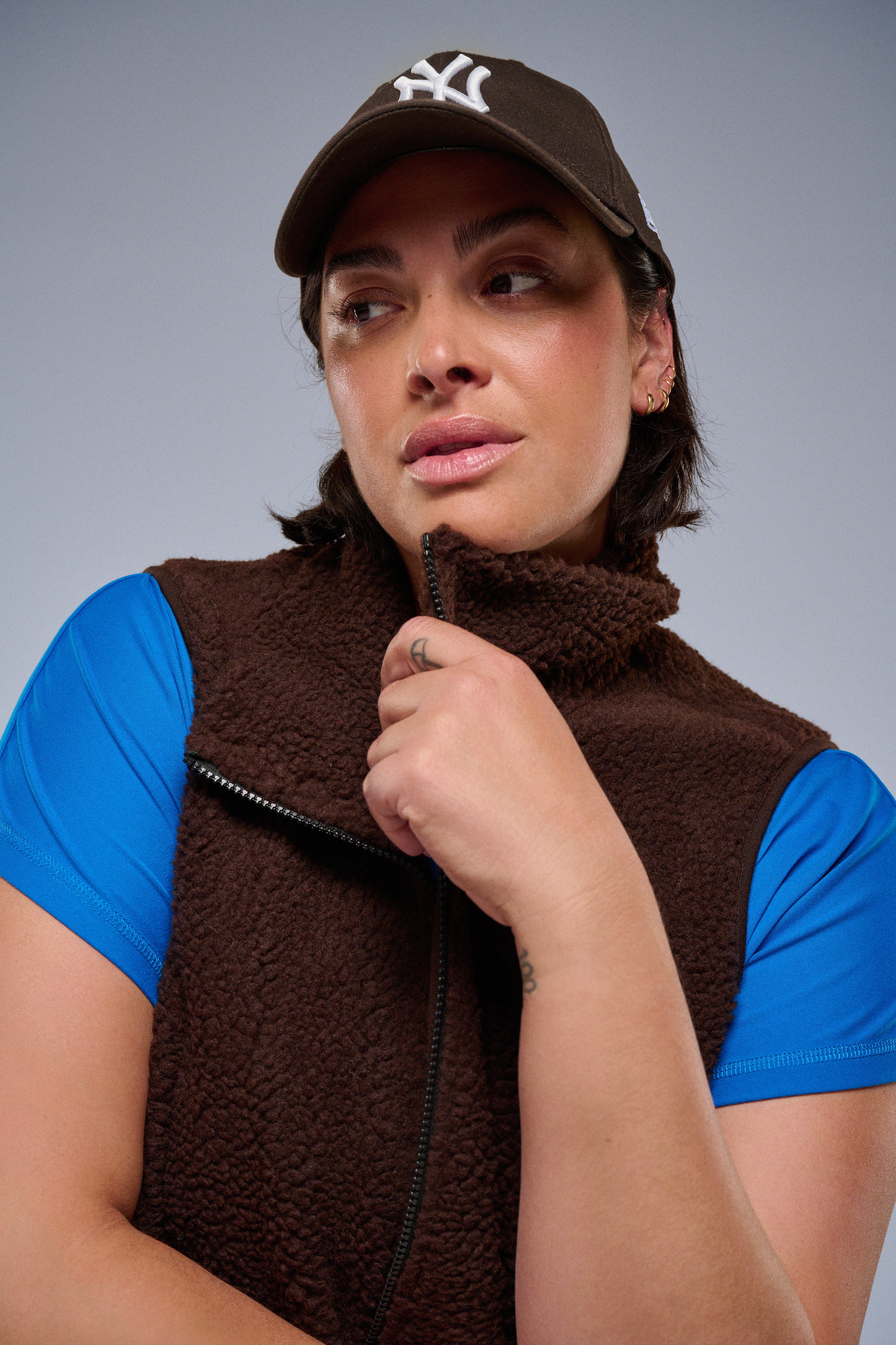 Zizzi Braune Weste mit Rei&szlig;verschluss, , Model