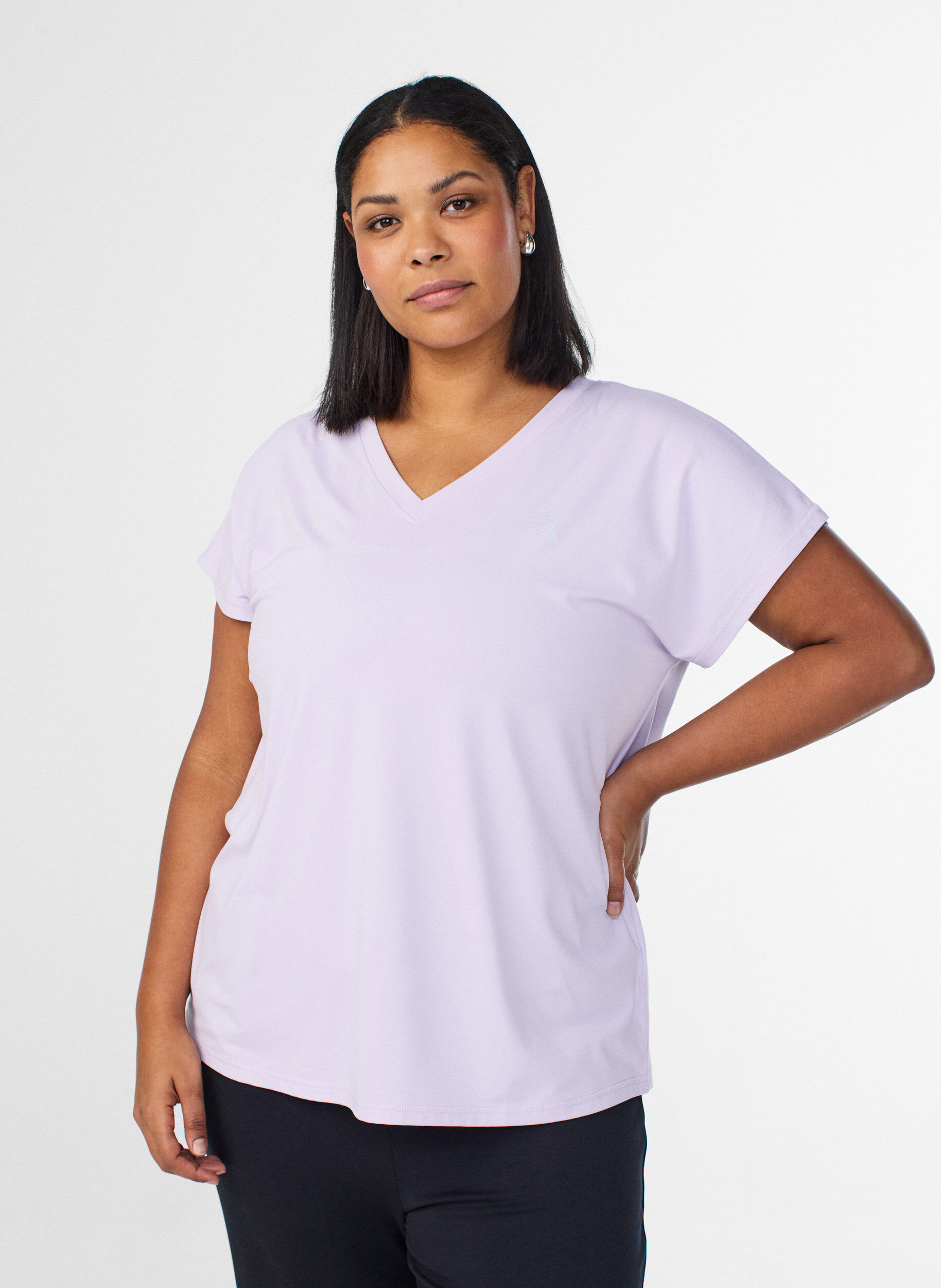 Lockeres Trainings-T-Shirt mit V-Ausschnitt, lila, Model