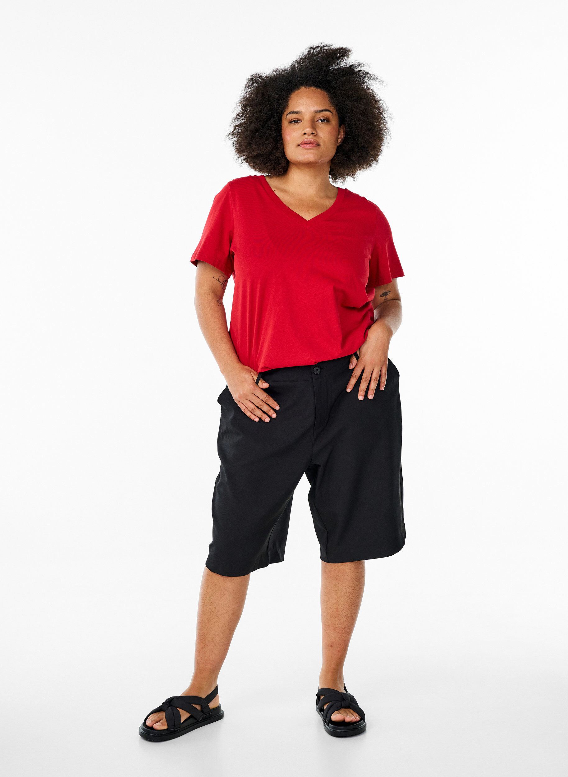 Zizzi Einfaches T-Shirt aus Baumwolle mit V-Ausschnitt, Rot, Model image number 1