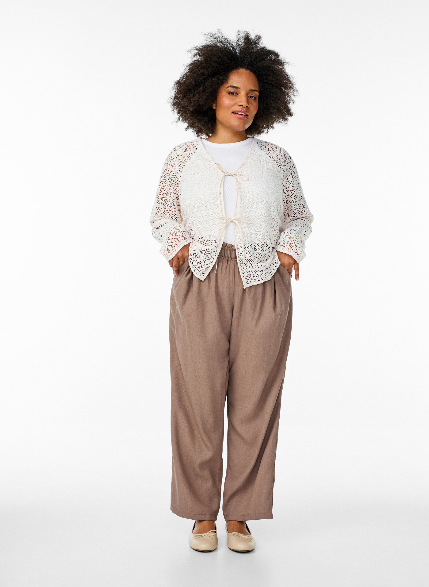 Zizzi Strickjacke mit Spitzenmuster und Bindeb&auml;ndern, Vanille, Model image number 1