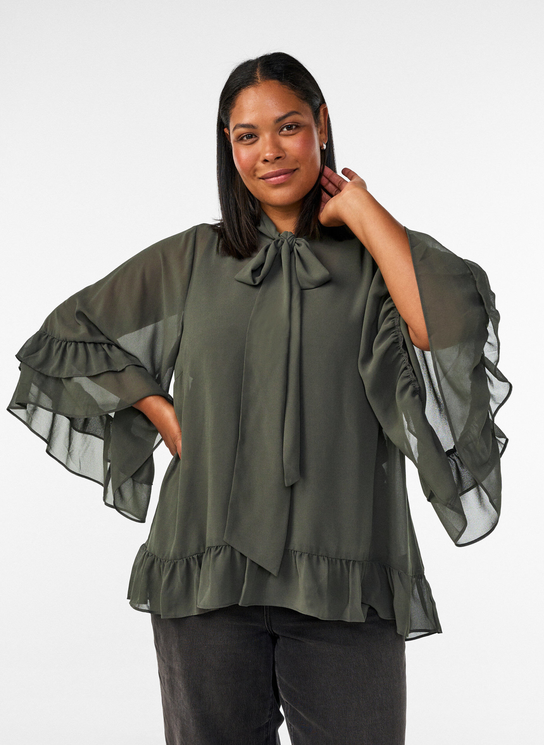 Bluse mit Bindeband und R&uuml;schendetails, Grau, Model