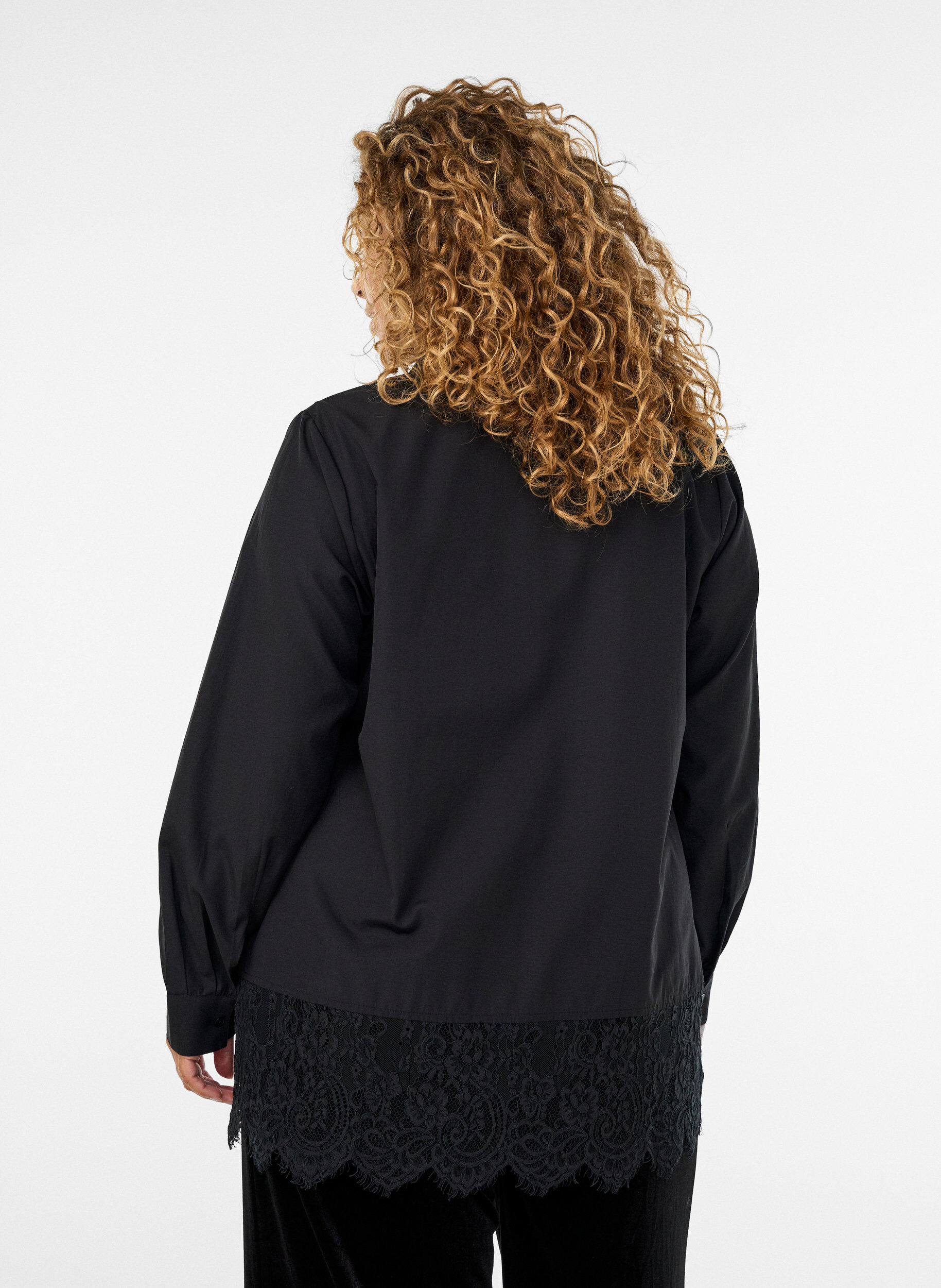 ZizziLockere Bluse mit breiten Spitzen, Schwarz, Model image number 2