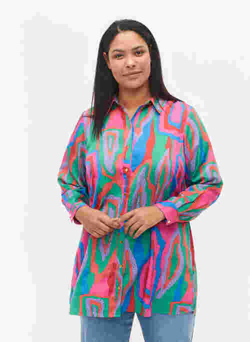 Langes bedrucktes Hemd, Colorfull Art Print, Model