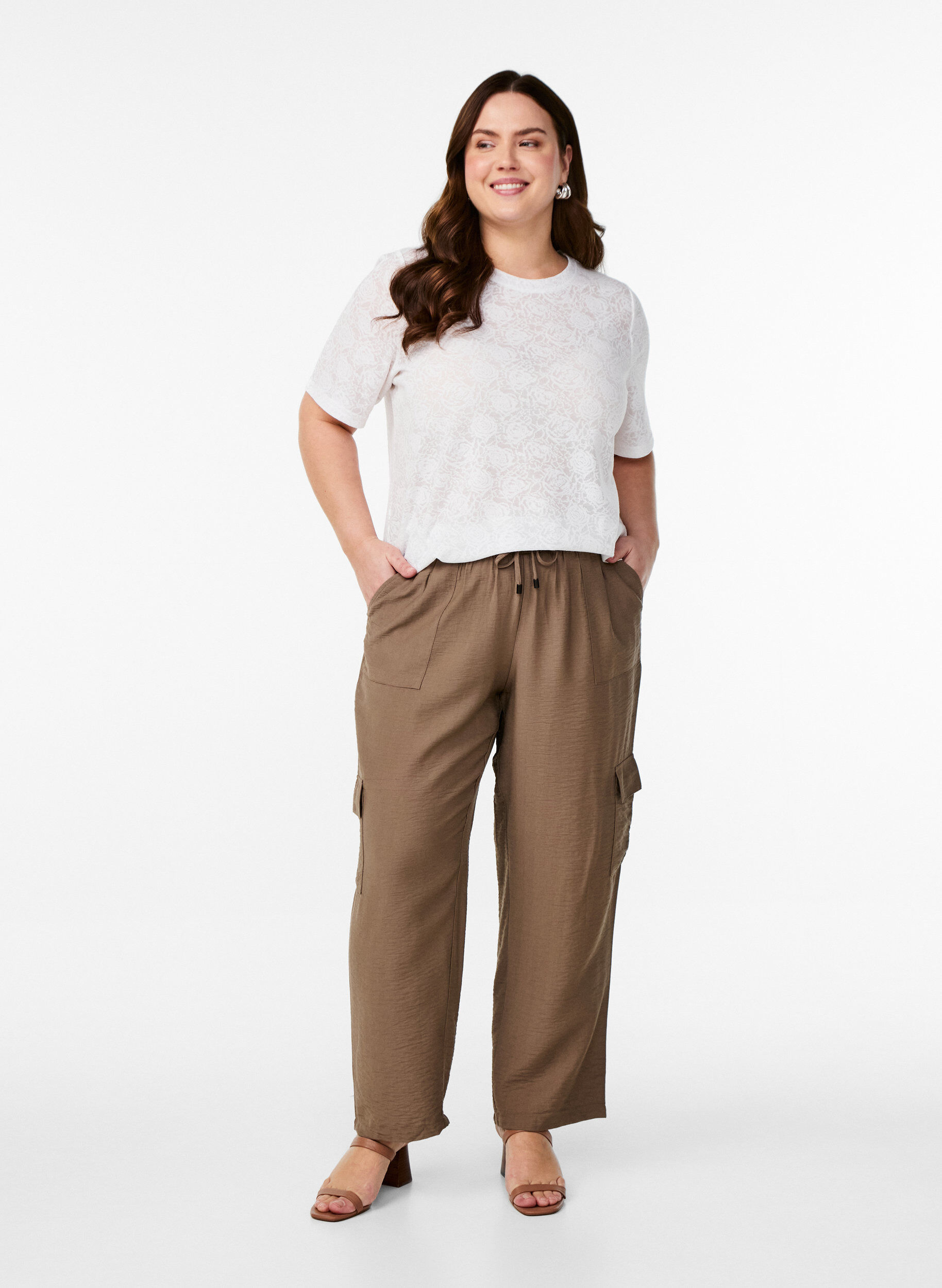 Zizzi Bluse mit kurzen &Auml;rmeln und Rosenmusterung, Wei&szlig;, Model image number 1