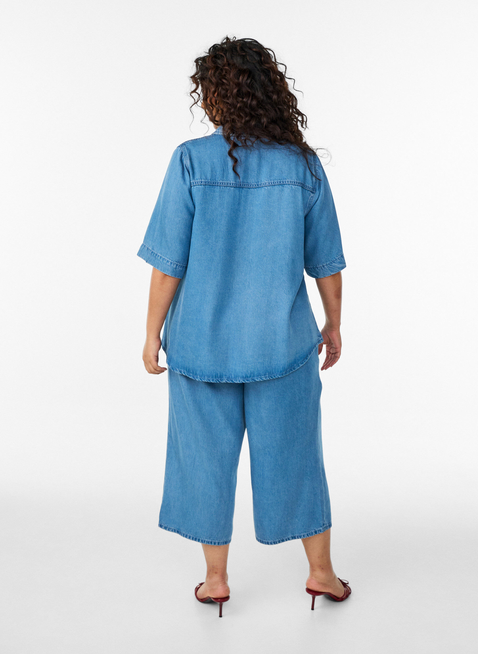 Zizzi Culotte aus Lyocell mit weitem Bein in Jeans-Optik, Blau, Model image number 1