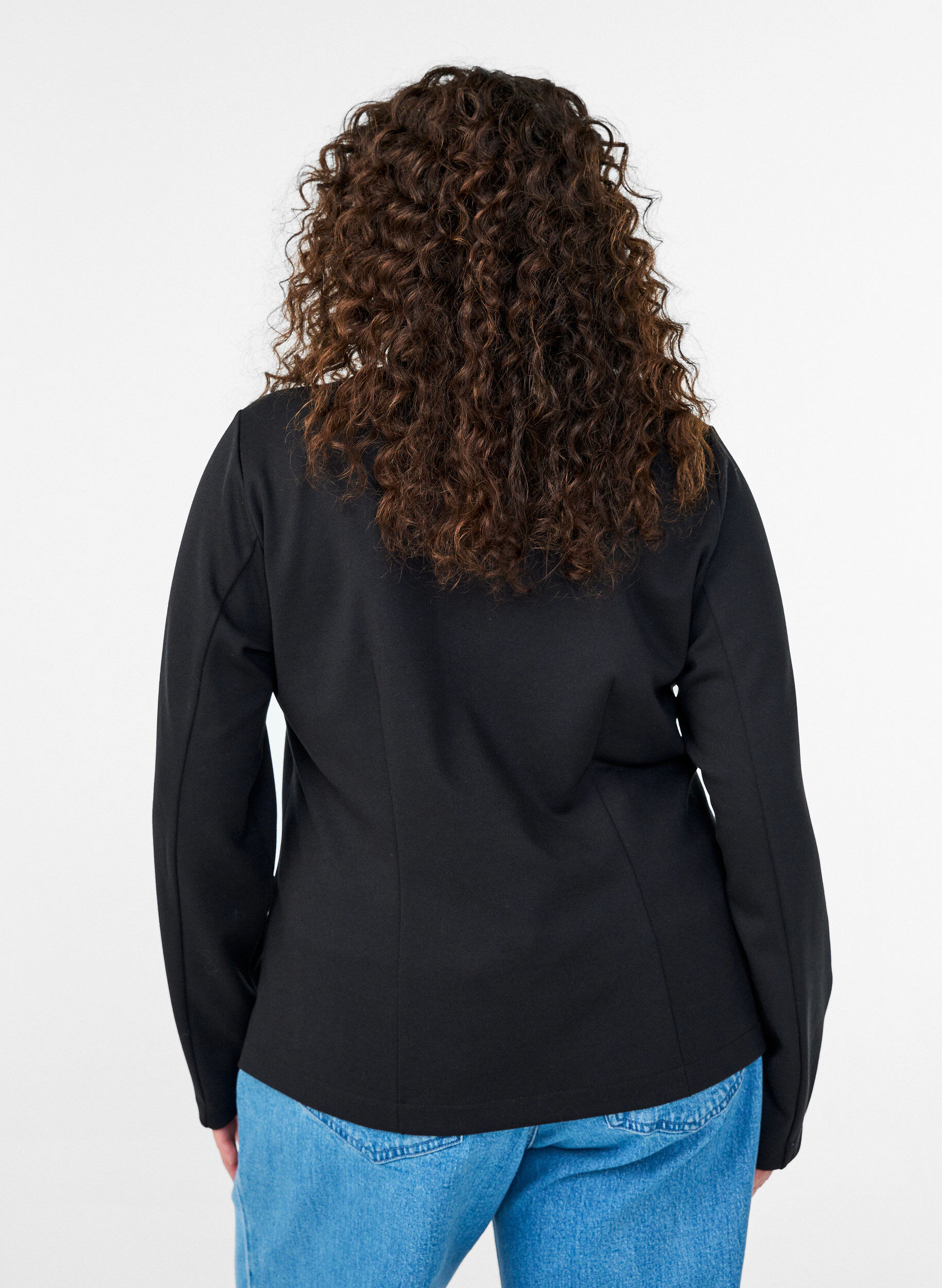 Zizzi Strickjacke mit V-Ausschnitt und goldfarbenen Kn&ouml;pfen, Schwarz, Model image number 2