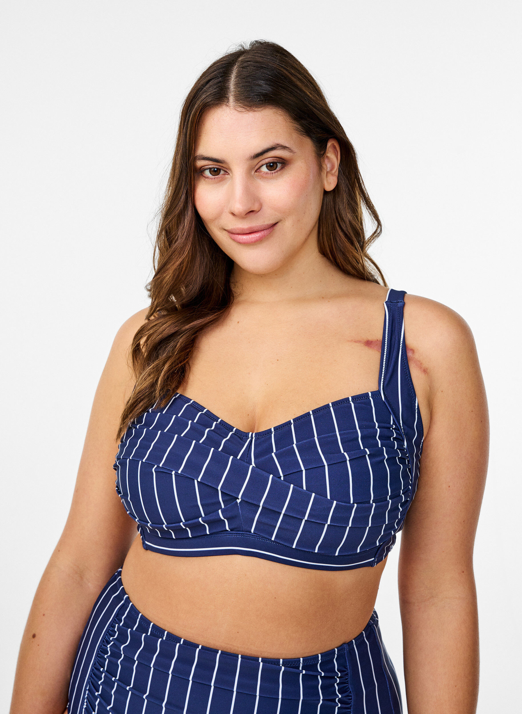 Zizzi Wattierter Bikini-Oberteil mit Print, Blau, Model image number 0