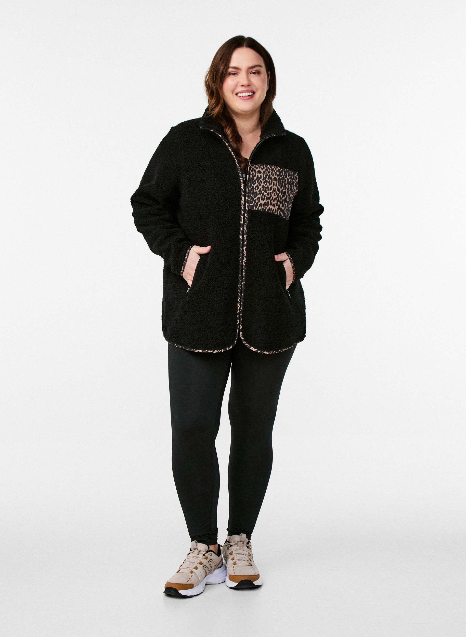 Zizzi Jacke aus Teddyfleece mit Kirschdetails, Schwarz, Model image number 1