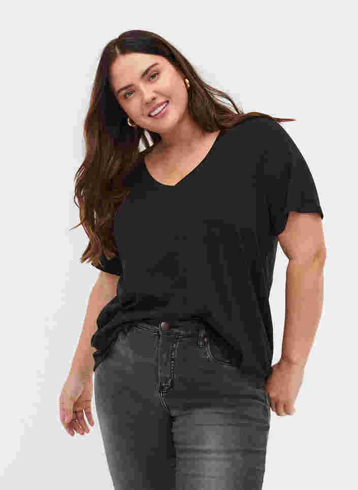 T-Shirt aus Bio-Baumwolle mit V-Ausschnitt, Black, Model