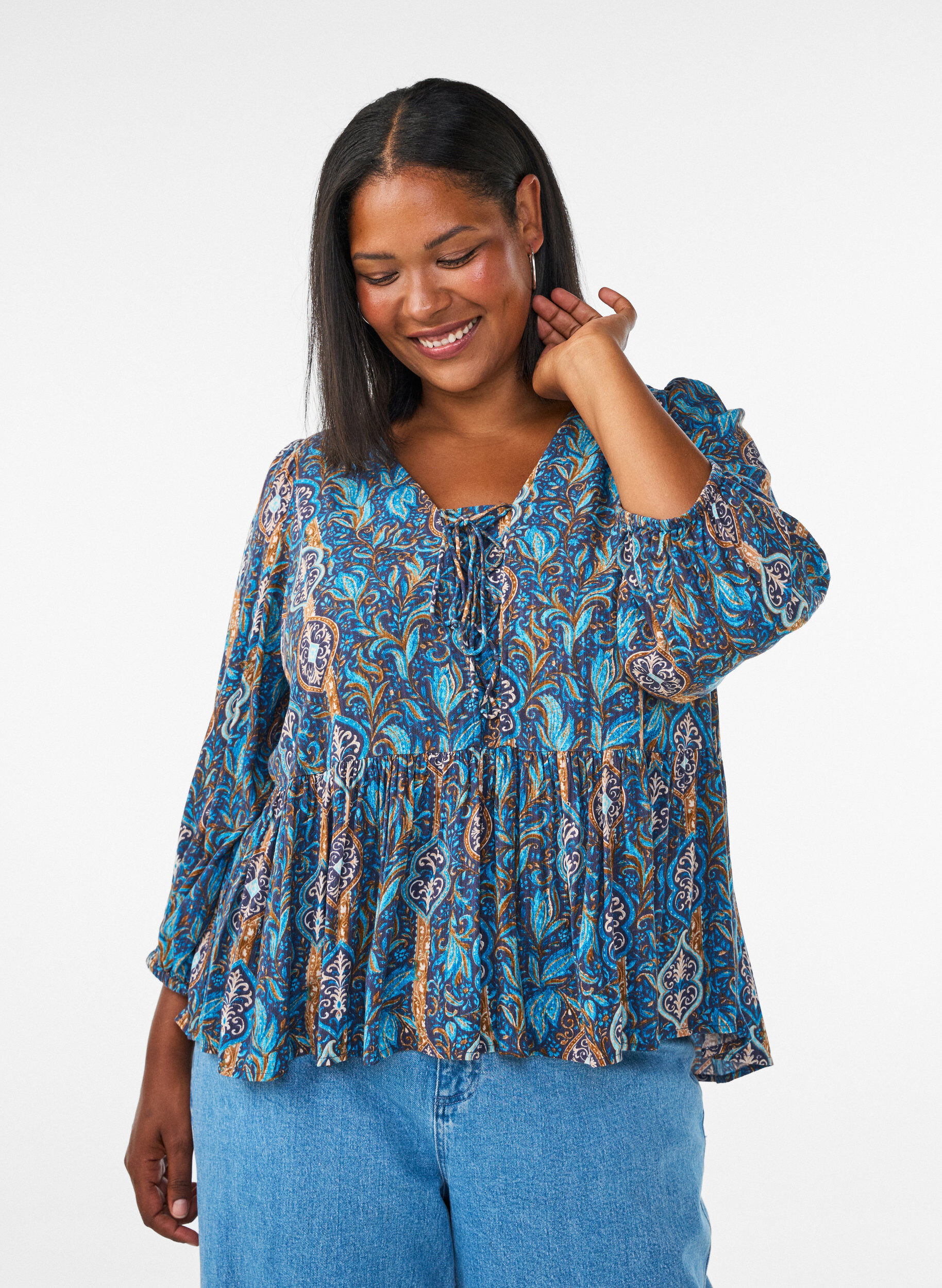 Bluse mit Paisleymuster und Spitzendetails, Blau, Model