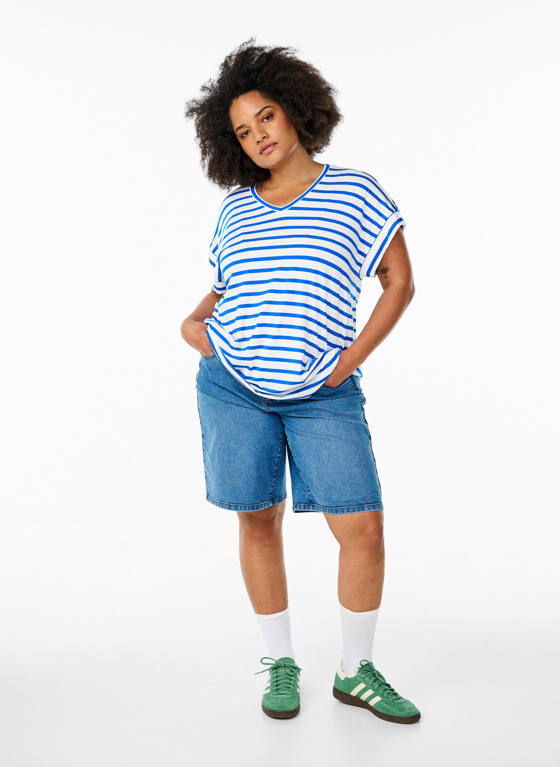 Zizzi Gestreiftes T-Shirt mit V-Ausschnitt, Blau, Model image number 1