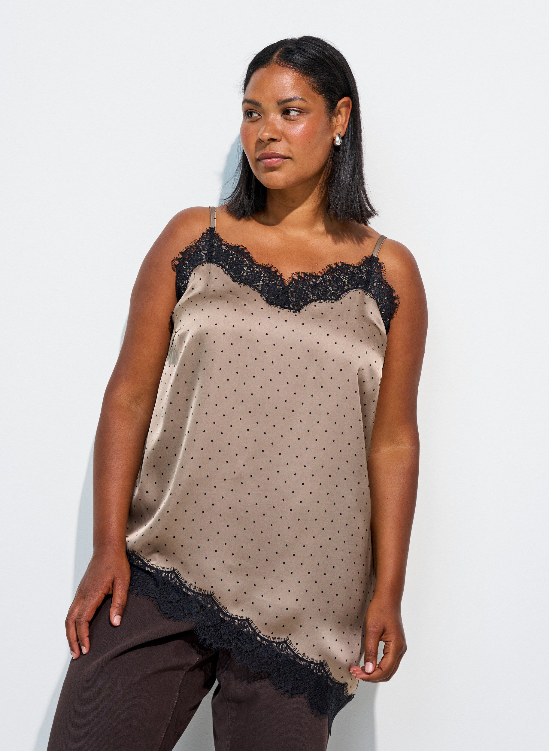 ZizziTr&auml;gertop mit Spitze und asymmetrischem Saum, Beige, Model image number 0