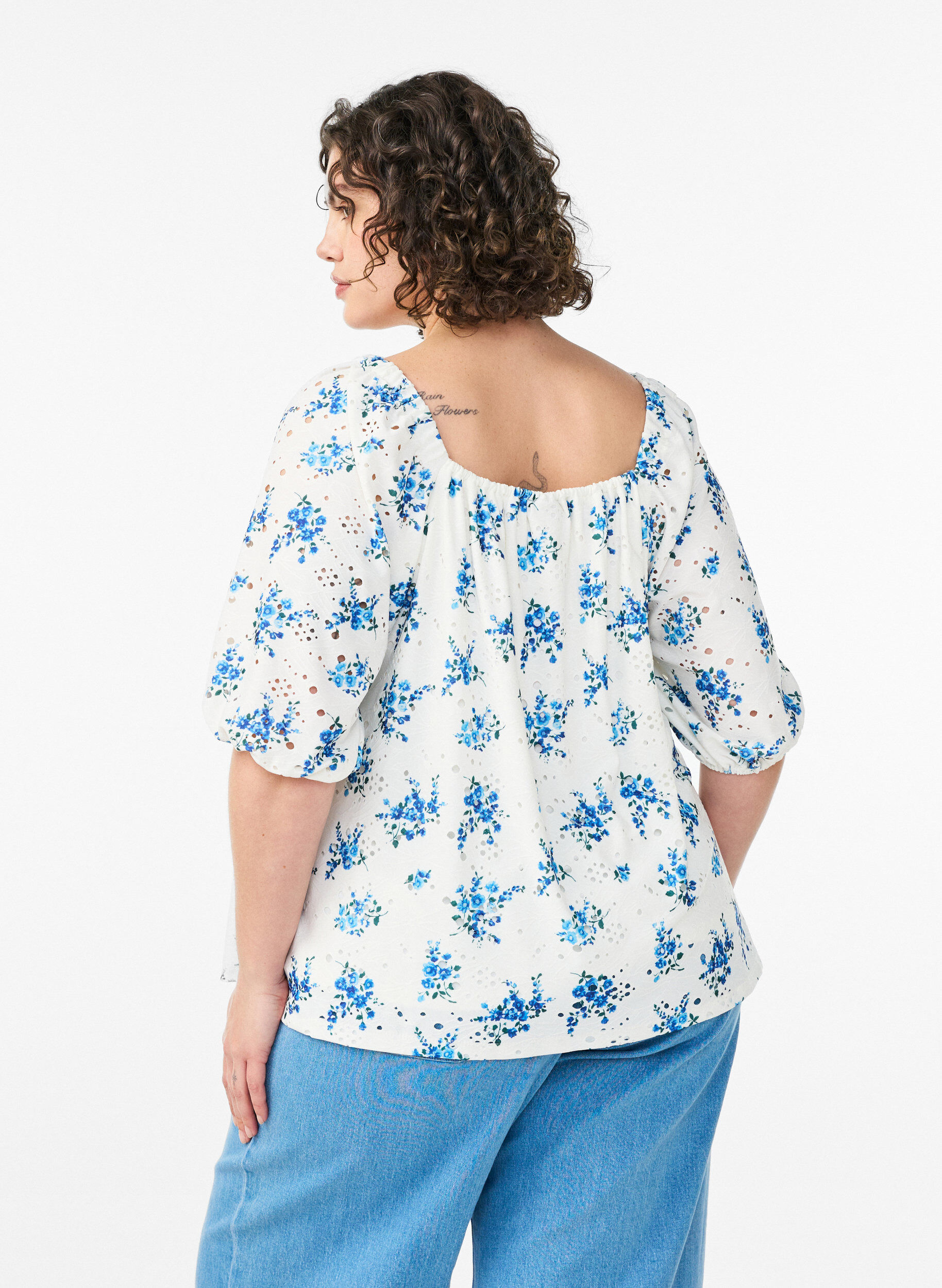 Zizzi Gebl&uuml;mte Bluse mit Karree-Ausschnitt und Lochstickerei, Wei&szlig;, Model image number 2