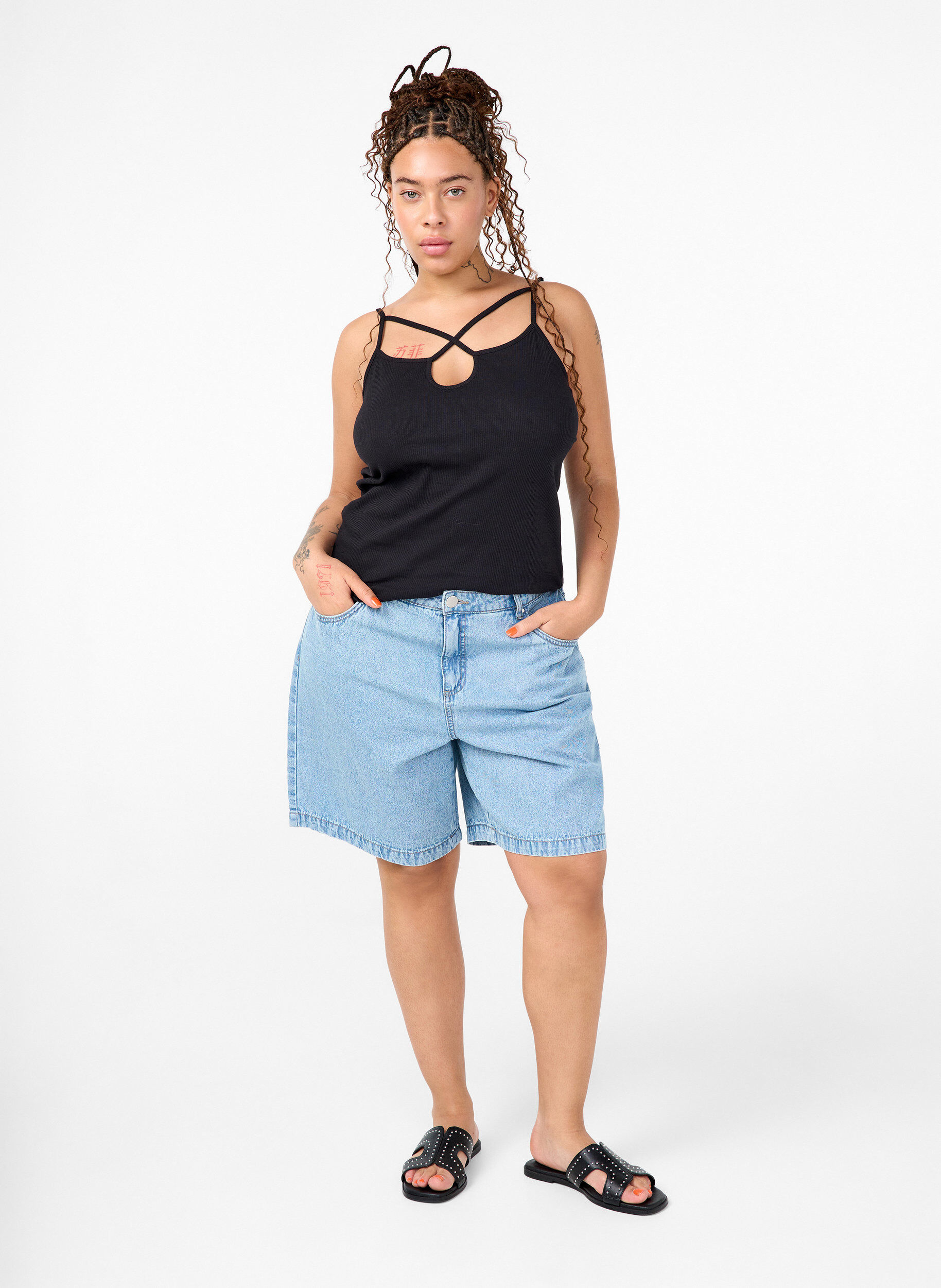 Zizzi Ripp-Top aus Bio-Baumwolle mit Kreuzdetail, Black, Model image number 2