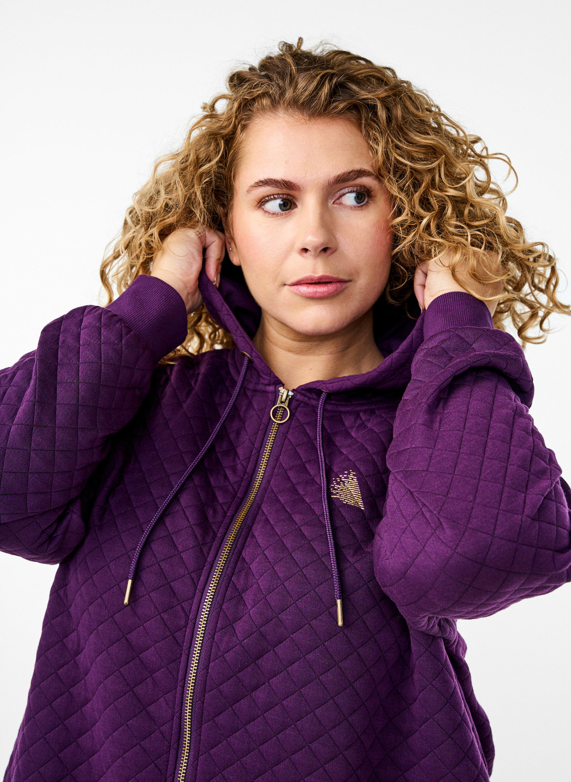Zizzi Langer gesteppter Sport-Cardigan mit Rei&szlig;verschluss, Lila, Model image number 3
