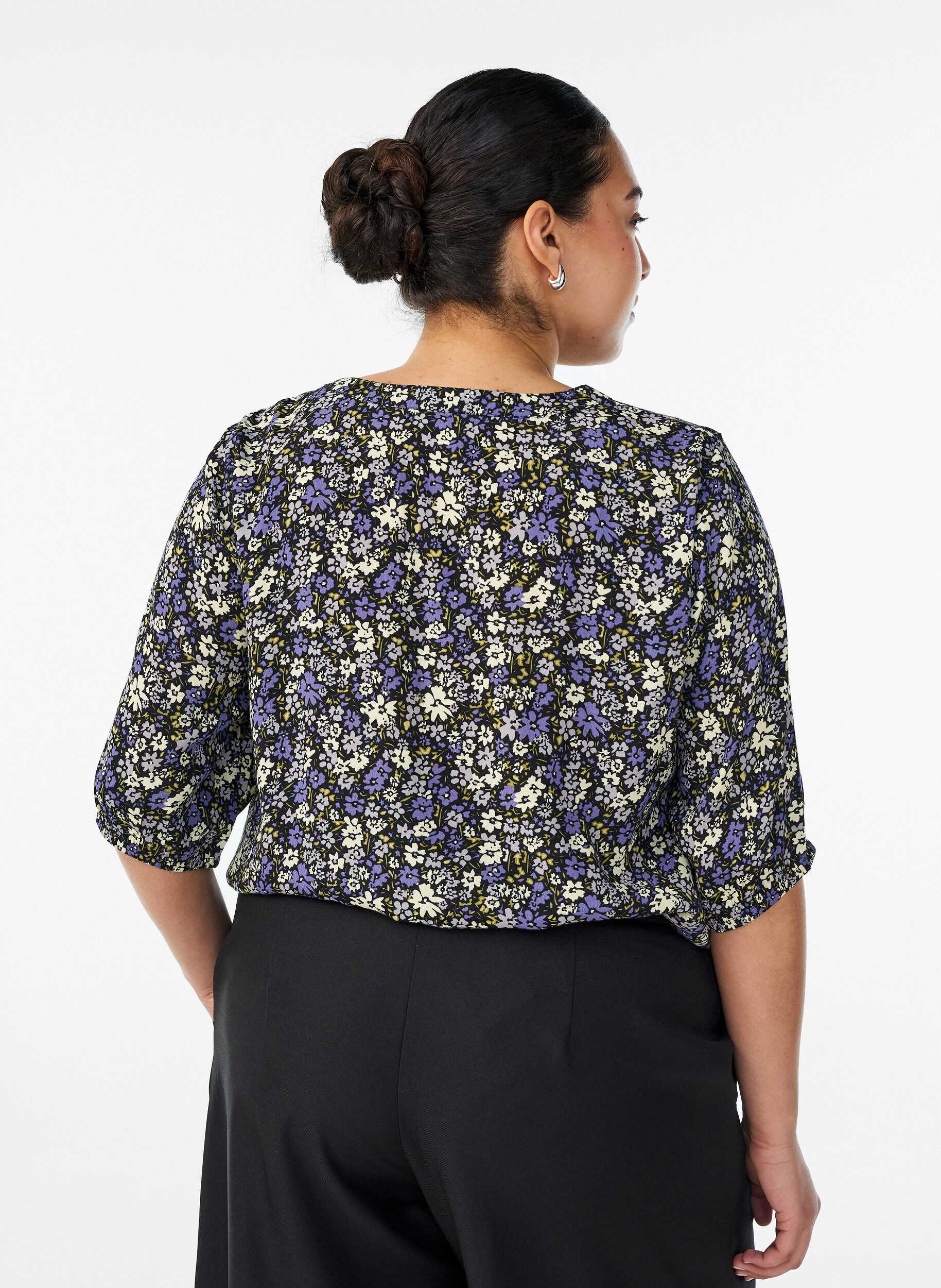 Zizzi Bluse aus Viskose mit Print und Knopfverschluss, Schwarz, Model image number 2