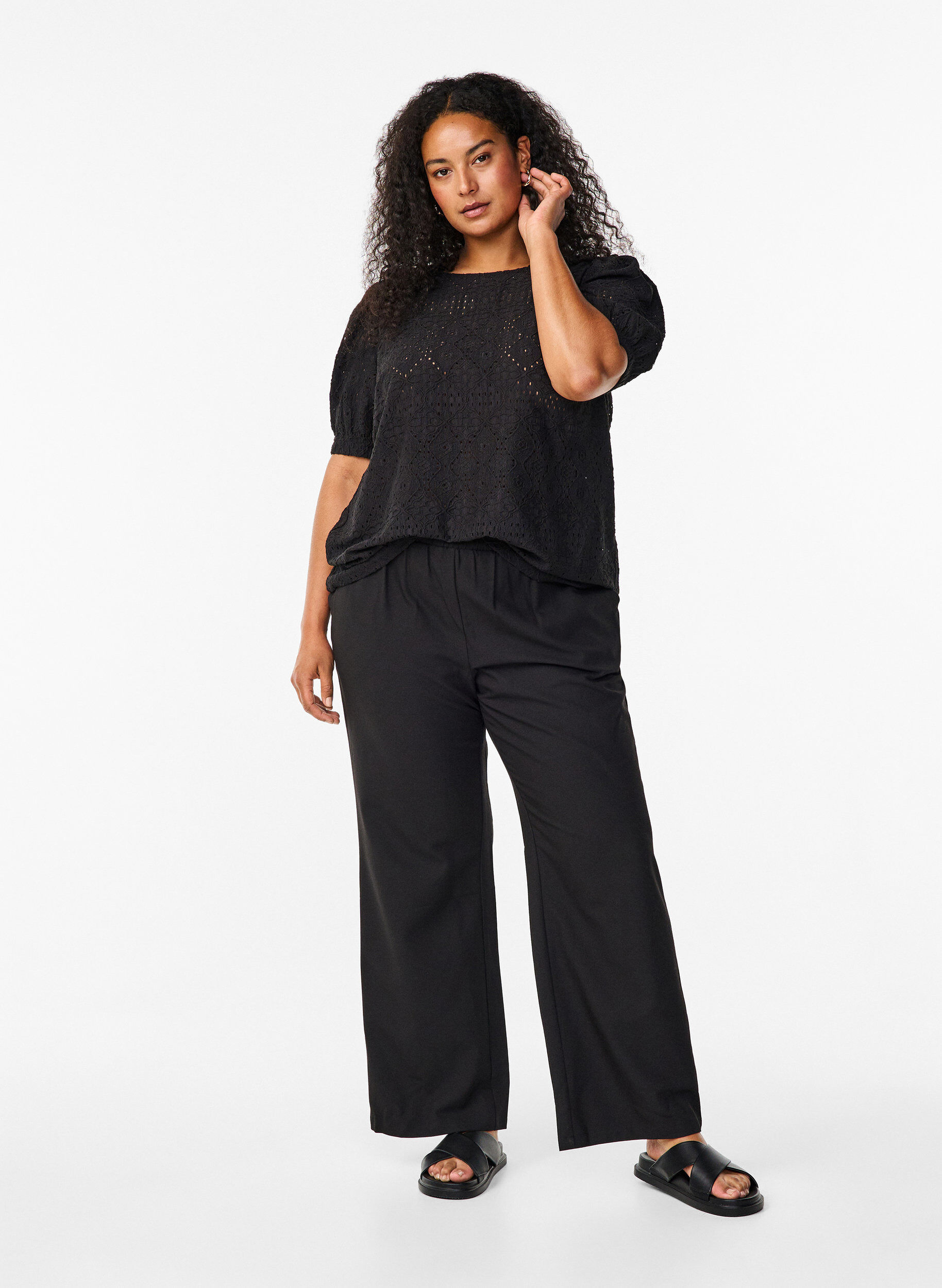 Zizzi  Kurz&auml;rmelige Bluse mit Lochmuster, Black, Model image number 2