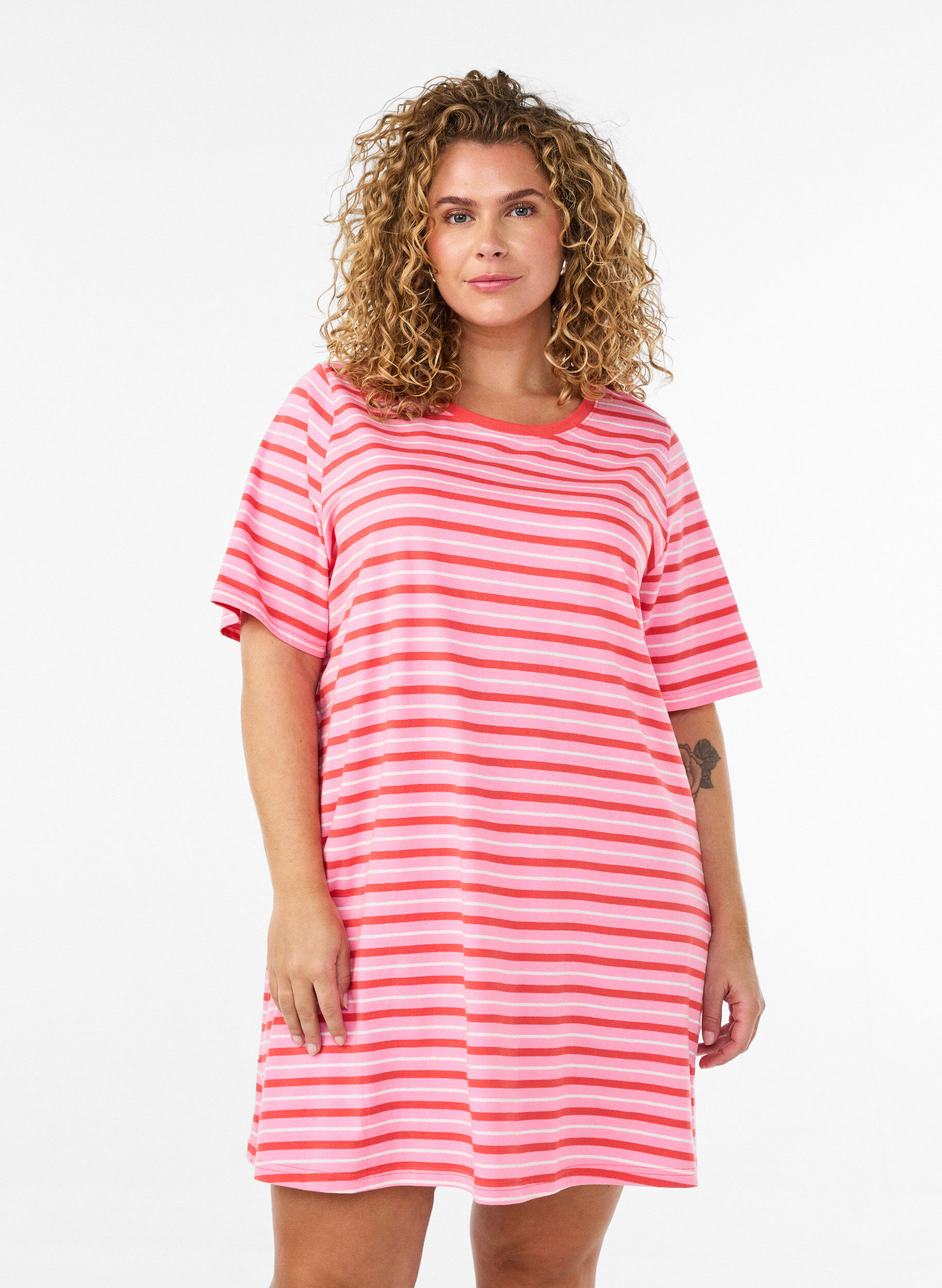 Langes oversized T-Shirt aus Bio-Baumwolle mit Streifen, Pink, Model
