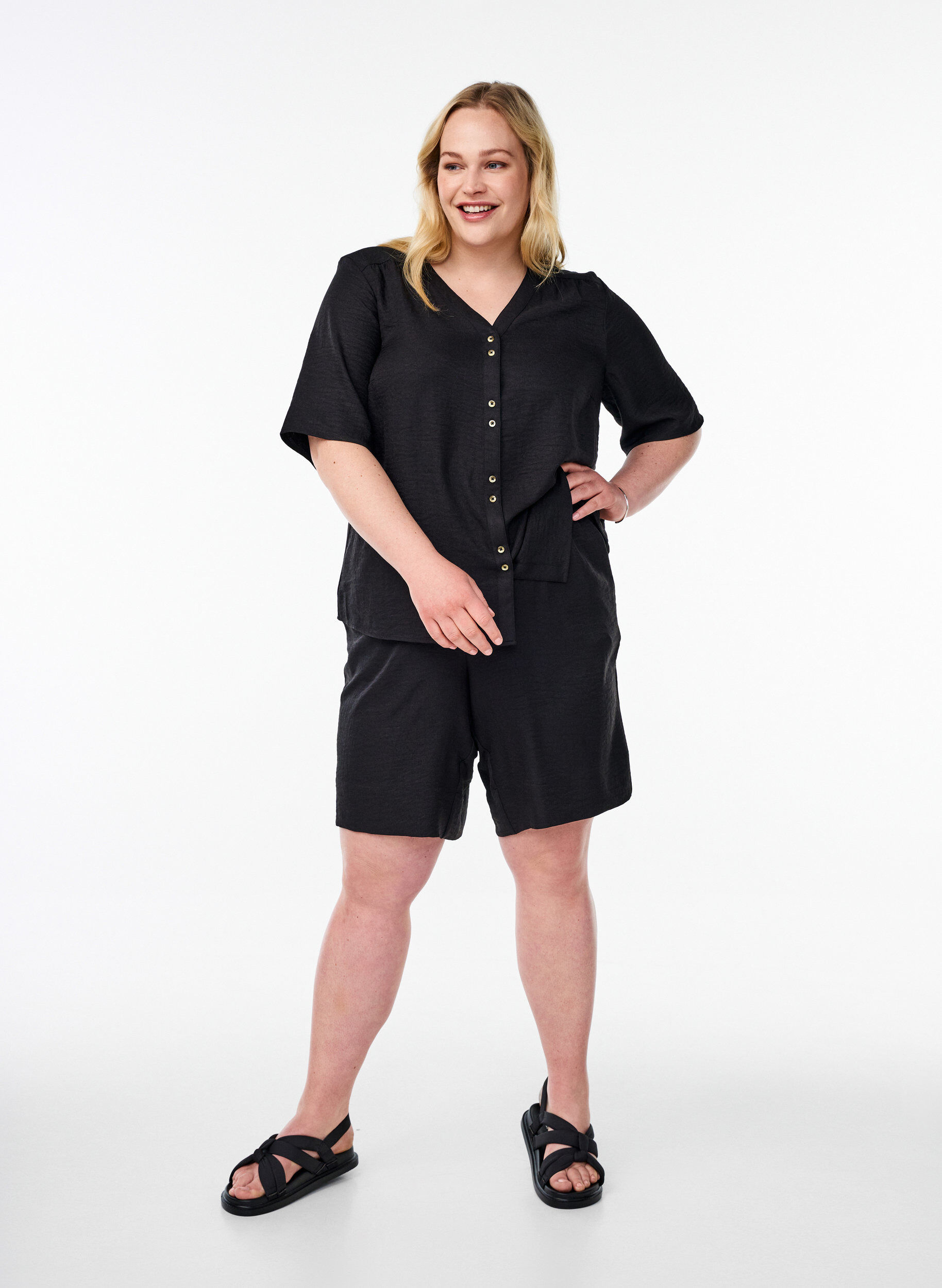 Zizzi Shorts mit Taschen und hoher Taille, Schwarz, Model image number 1
