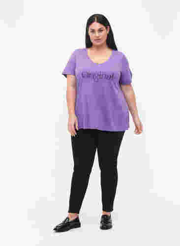 T-Shirt aus Baumwolle mit Druck und V-Ausschnitt , Deep Lavender ORI, Model image number 2