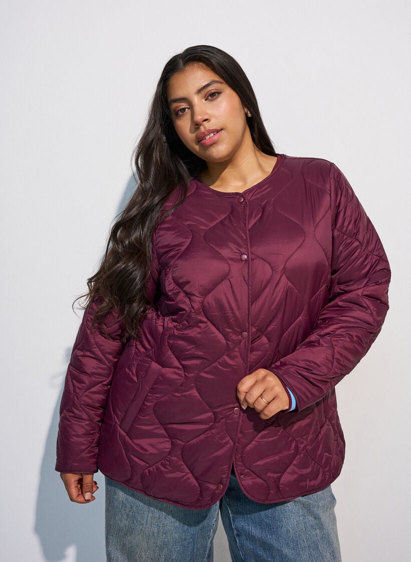 Steppjacke mit Druckkn&ouml;pfen und Rundhalsausschnitt, Dunkles Bordeaux, Model image number 0