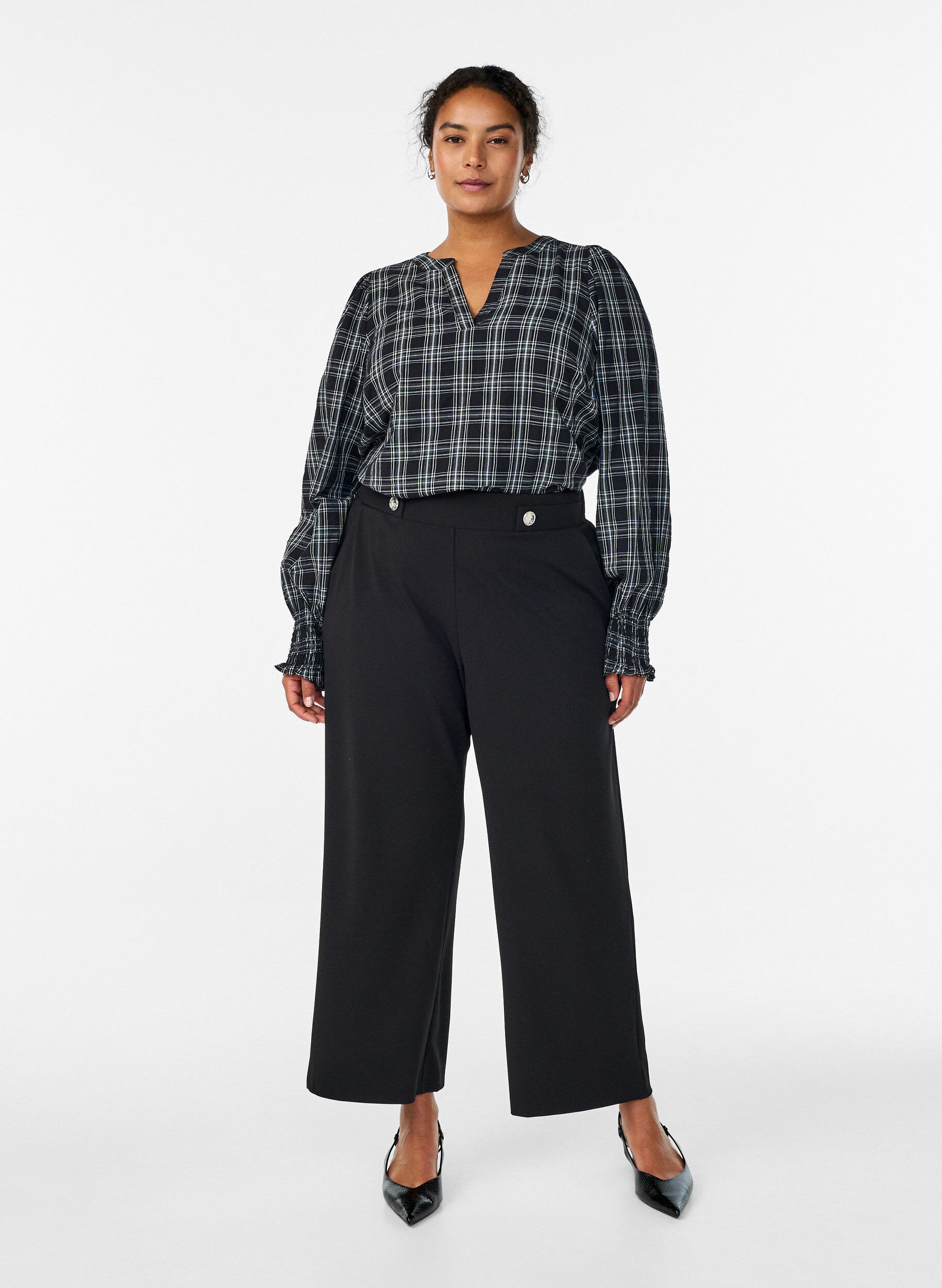 Lockere Hose mit Taschen, Schwarz, Model
