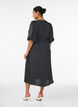 Gepunktetes Midikleid mit eckigem Ausschnitt, Schwarz, Model image number 1