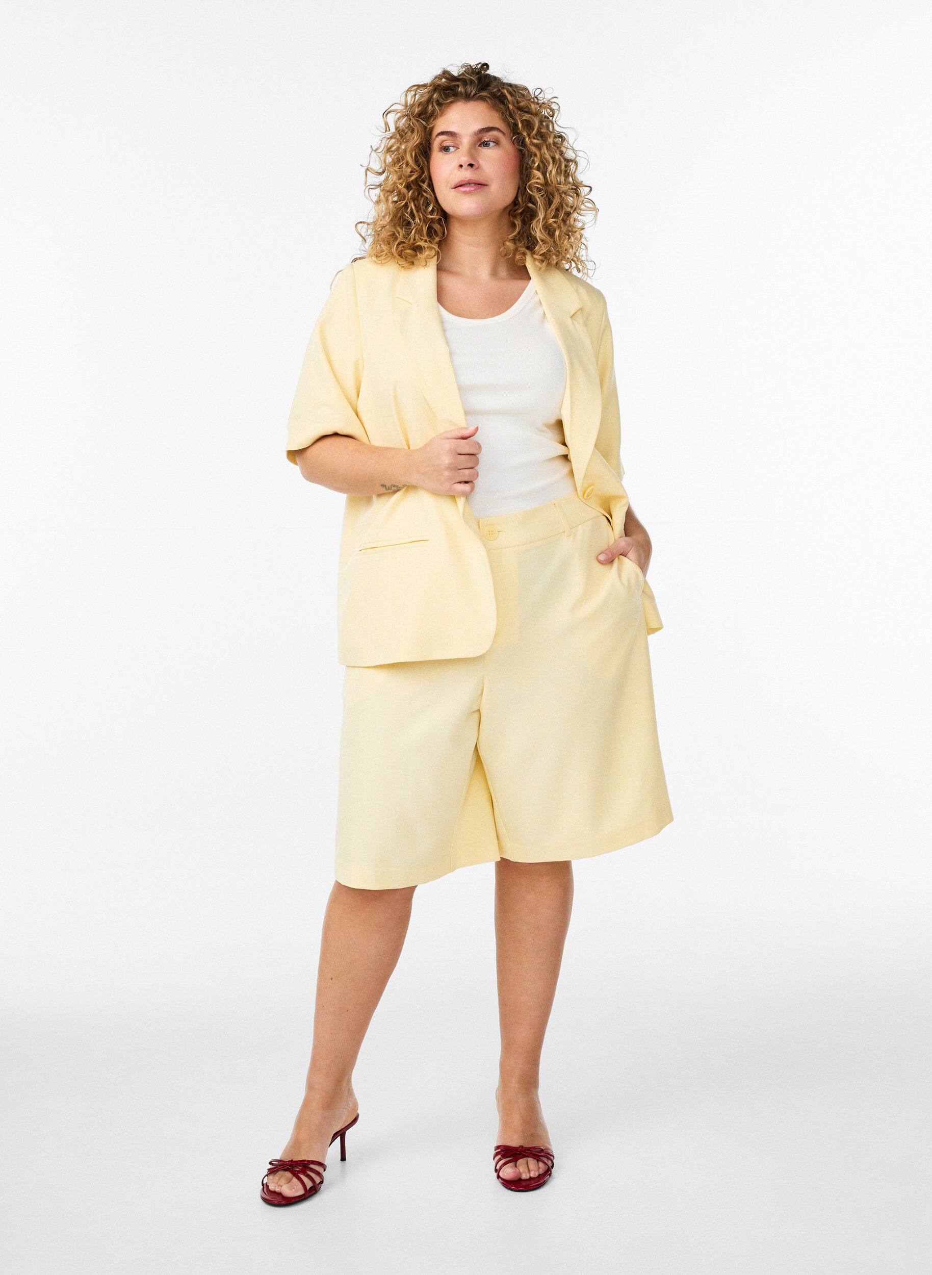 ZizziLockere Bermudashorts mit hoher Taille, Gelb, Model image number 1