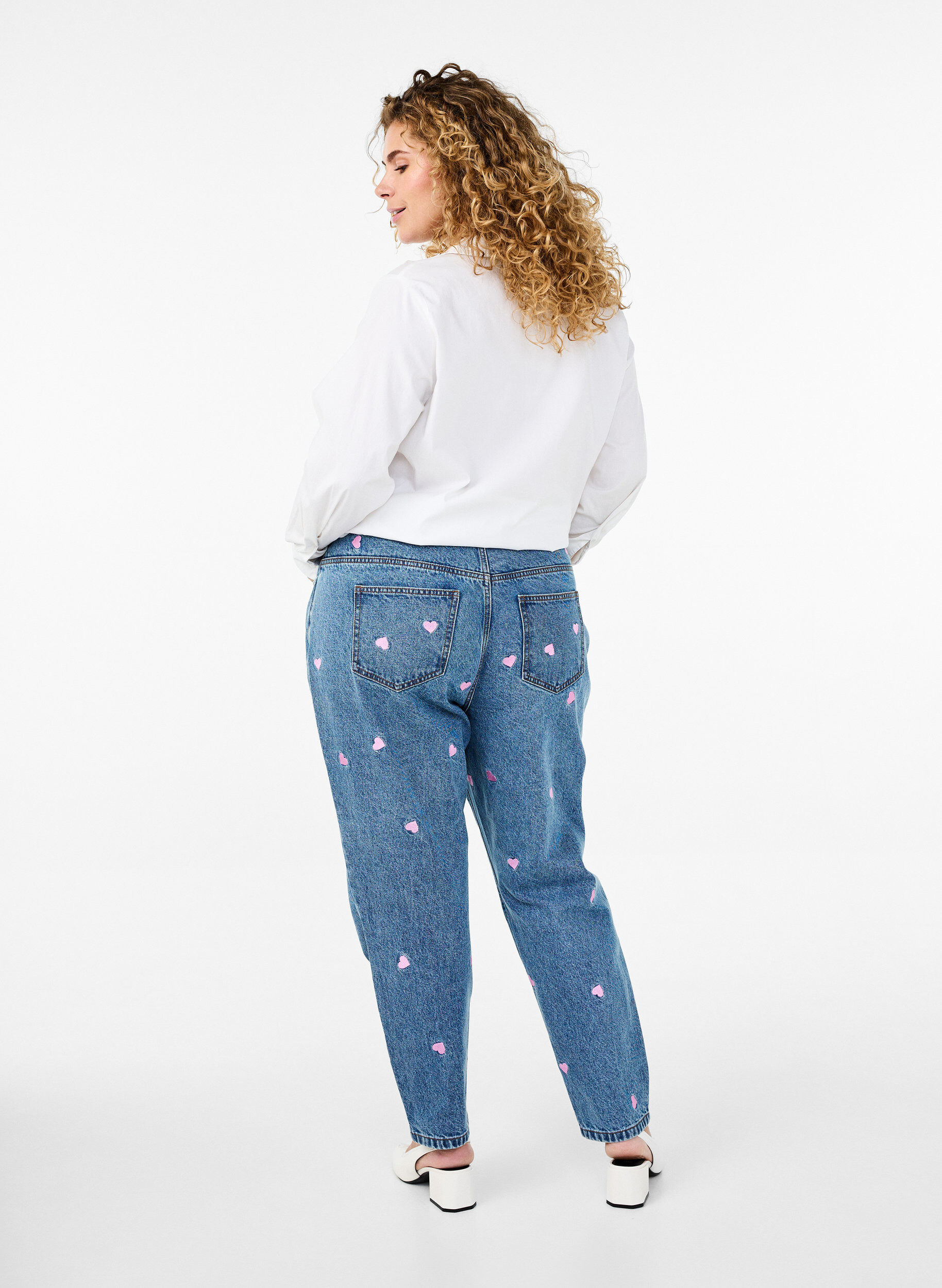Zizzi Mille Mom Fit Jeans mit Stickerei, Blau, Model image number 2