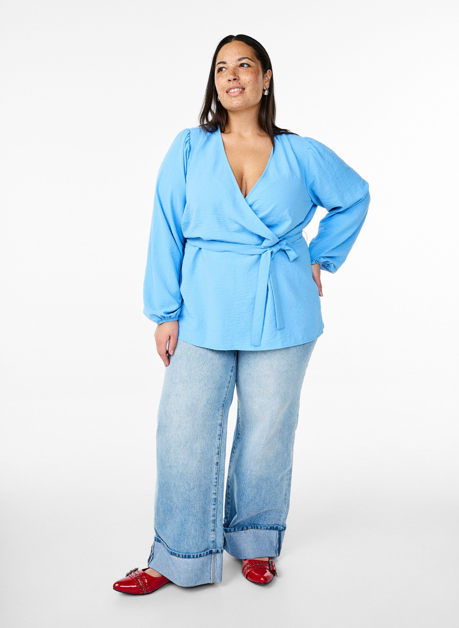 Zizzi Wickelbluse mit Bindeband und langen &Auml;rmeln, Blau, Model image number 1