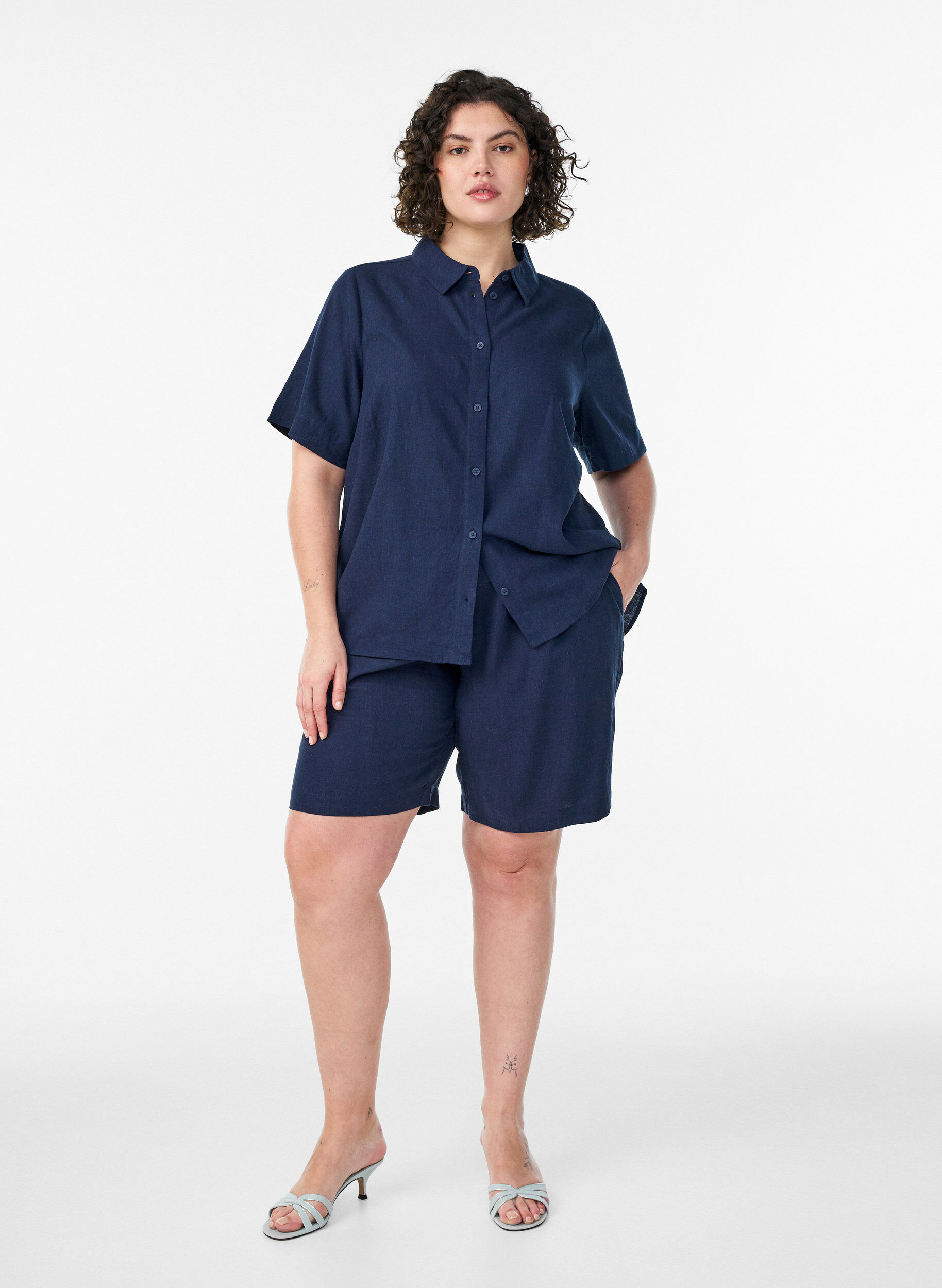 Zizzi Hoch taillierte Shorts aus Leinen und Viskose, Blau, Model image number 1