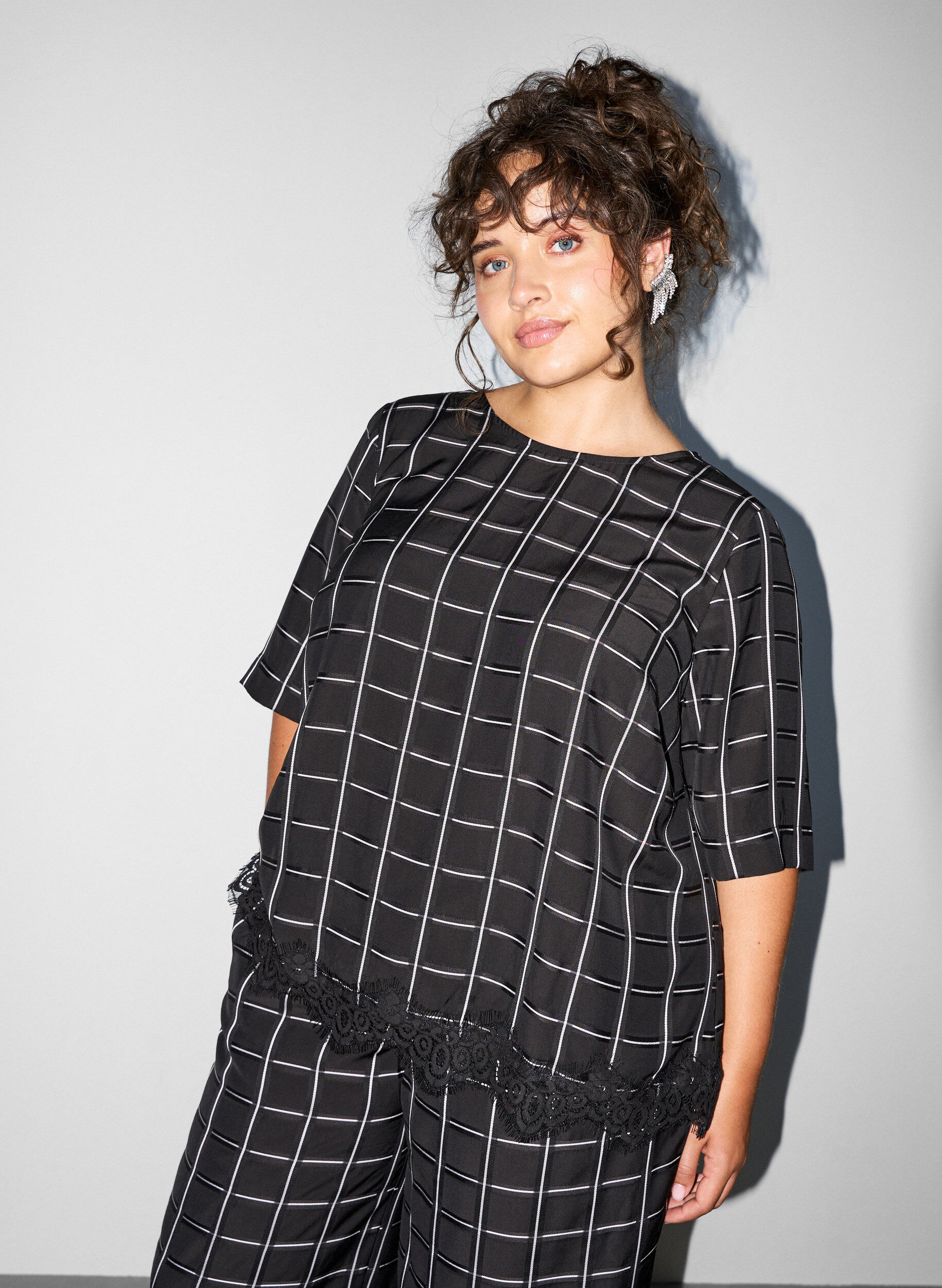 ZizziKarierte Bluse mit Spitzenbesatz und ellenbogenlangen &Auml;rmeln, Schwarz, Model image number 0